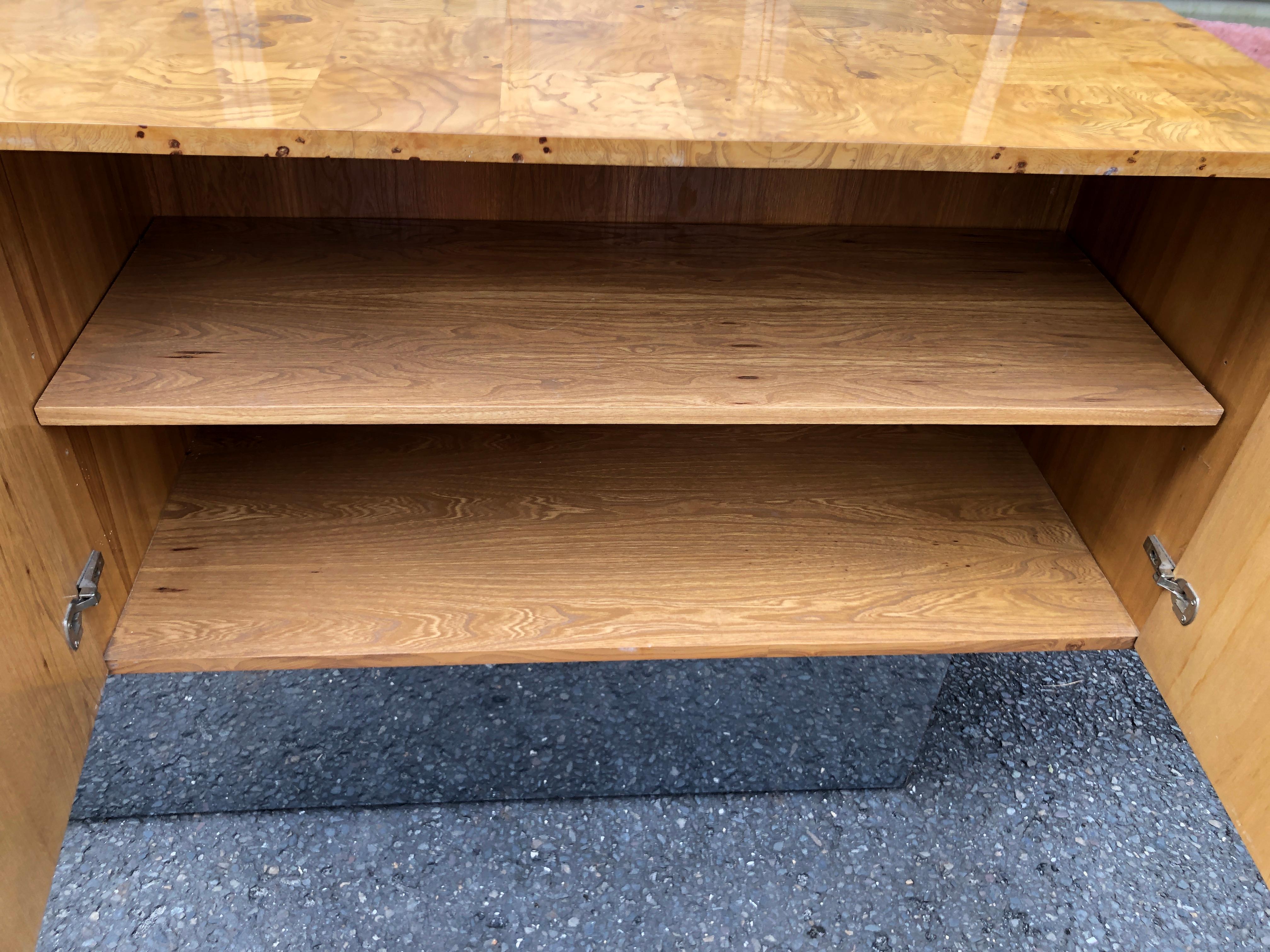 Magnifico Milo Baughman Credenza in legno d'ulivo e cromo del Mid-Century Modern in vendita 7