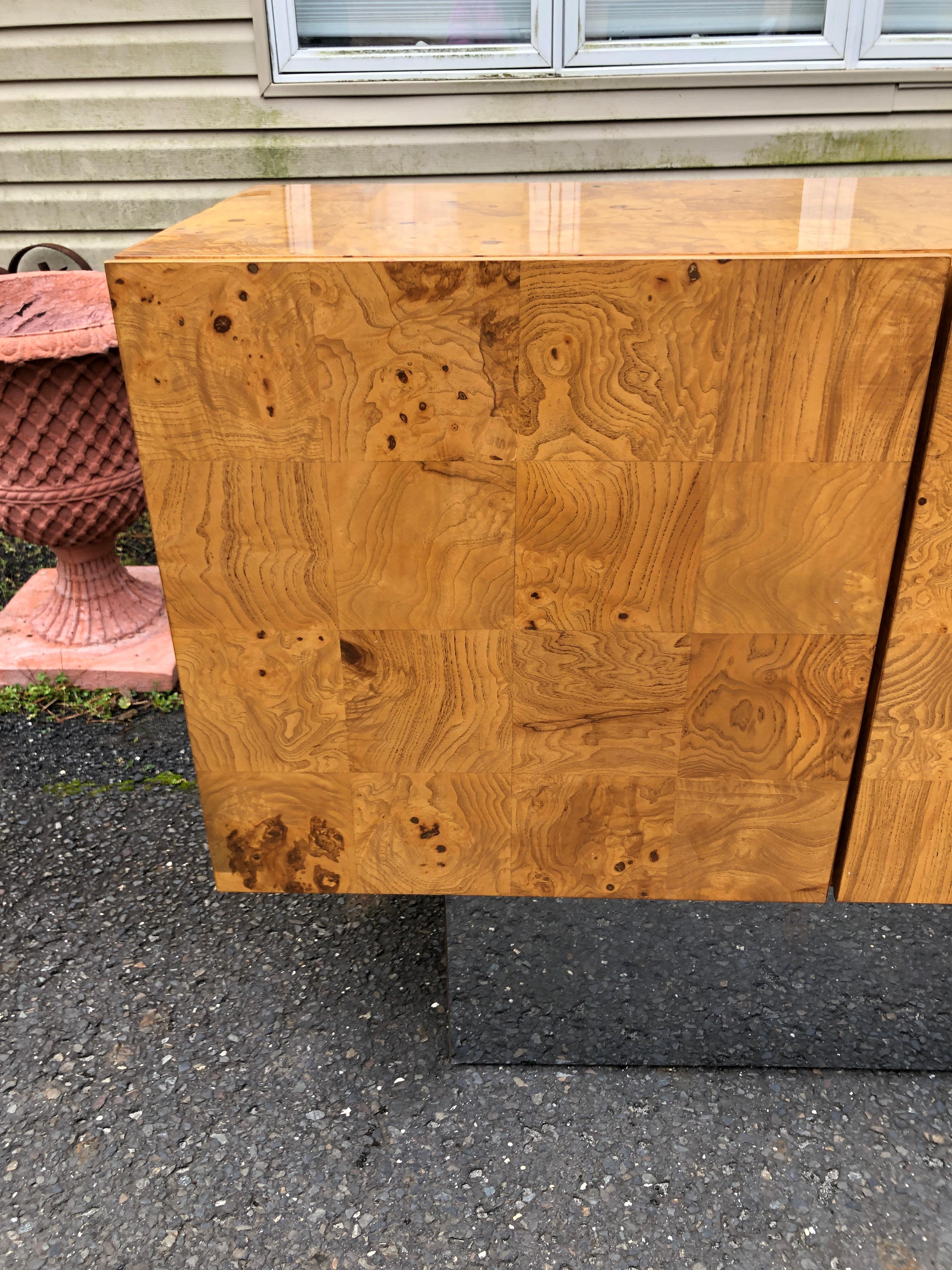 Magnifico Milo Baughman Credenza in legno d'ulivo e cromo del Mid-Century Modern In condizioni buone in vendita a Pemberton, NJ