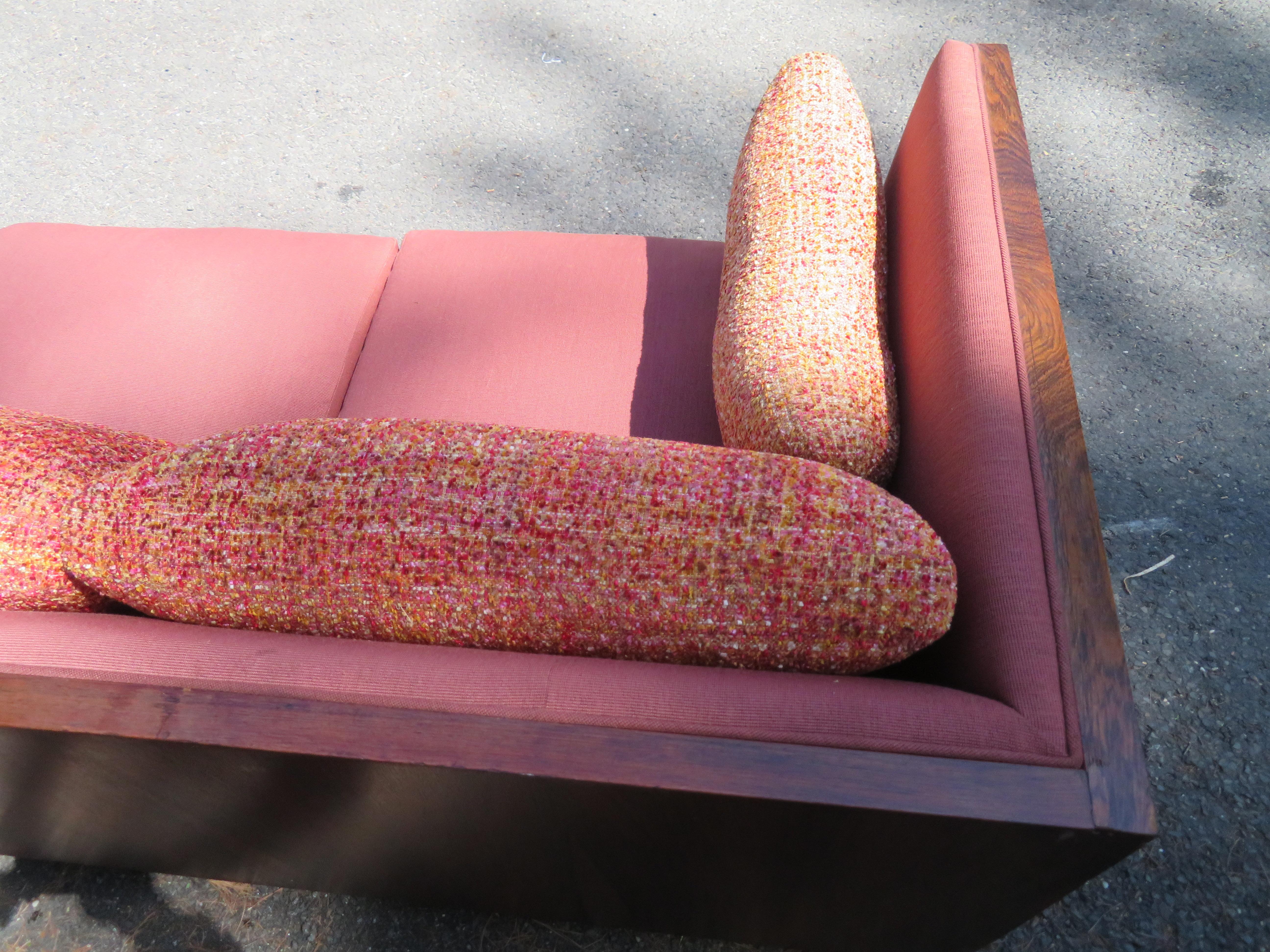 Magnifique canapé en bois de rose Milo Baughman à base en laiton, mi-siècle moderne en vente 3