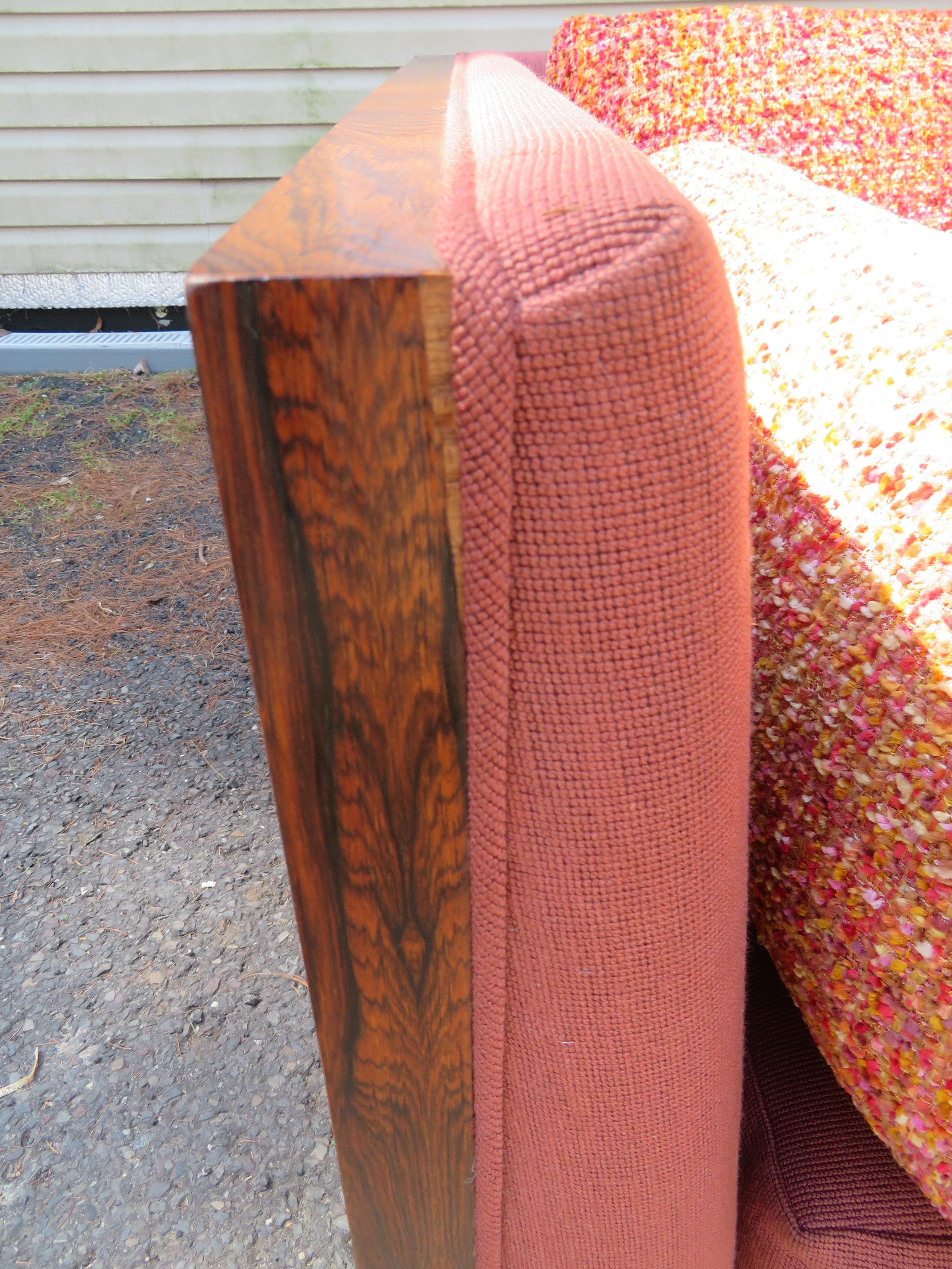 Magnifique canapé en bois de rose Milo Baughman à base en laiton, mi-siècle moderne en vente 4