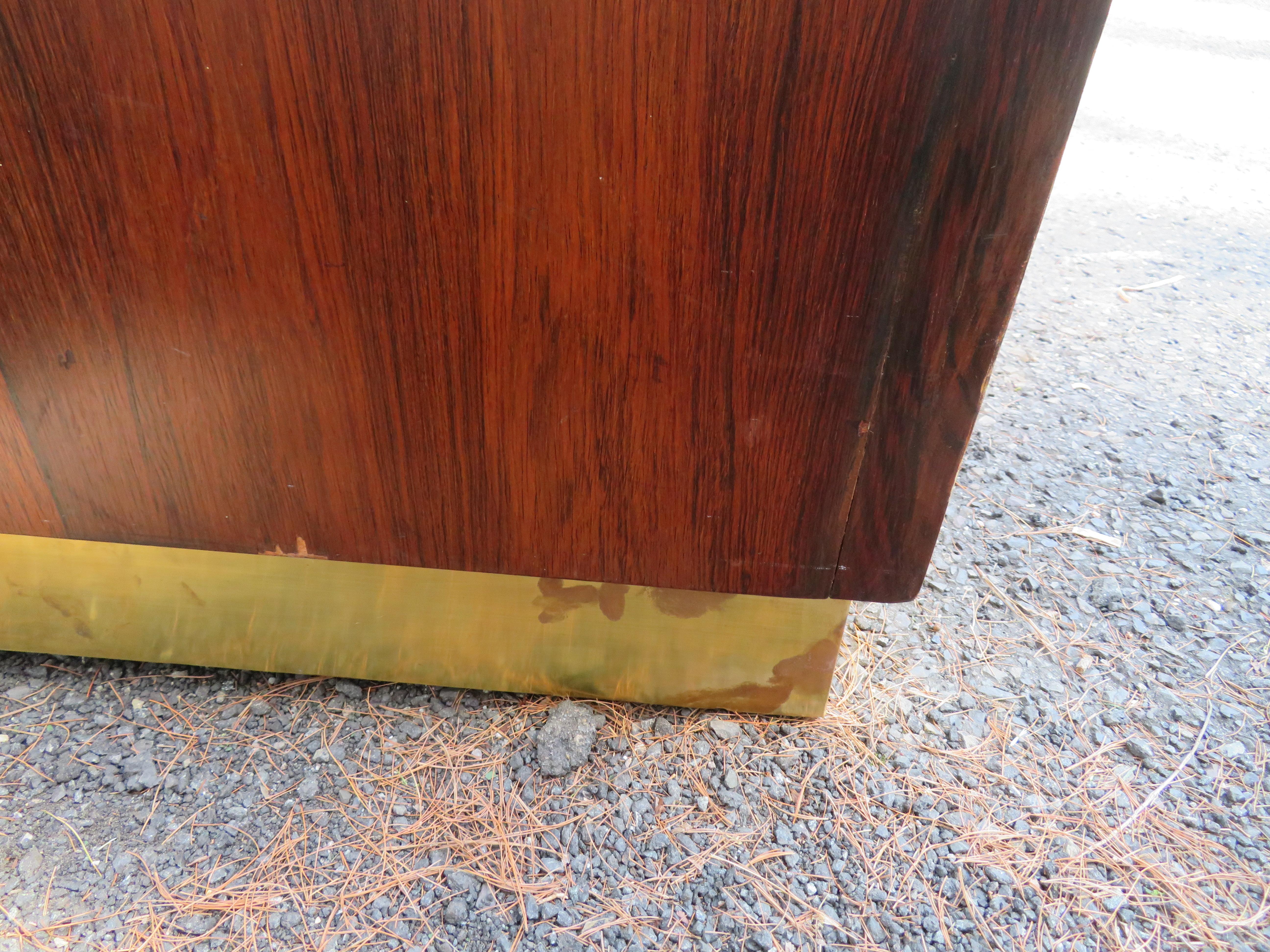Magnificent Milo Baughman Rosewood Case Sofa Brass Base Mid-Century Modern For Sale 7