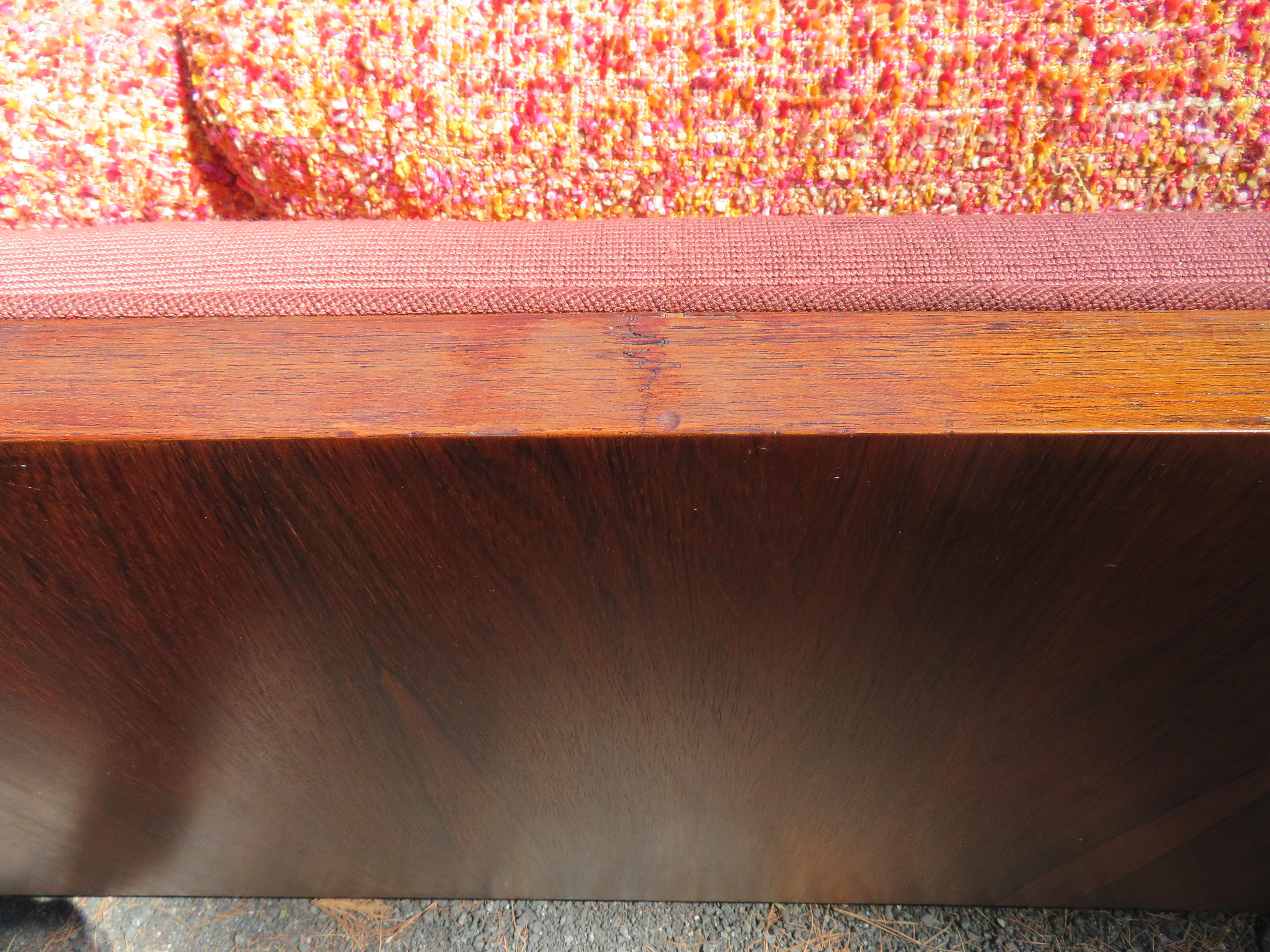 Magnifique canapé en bois de rose Milo Baughman à base en laiton, mi-siècle moderne en vente 7
