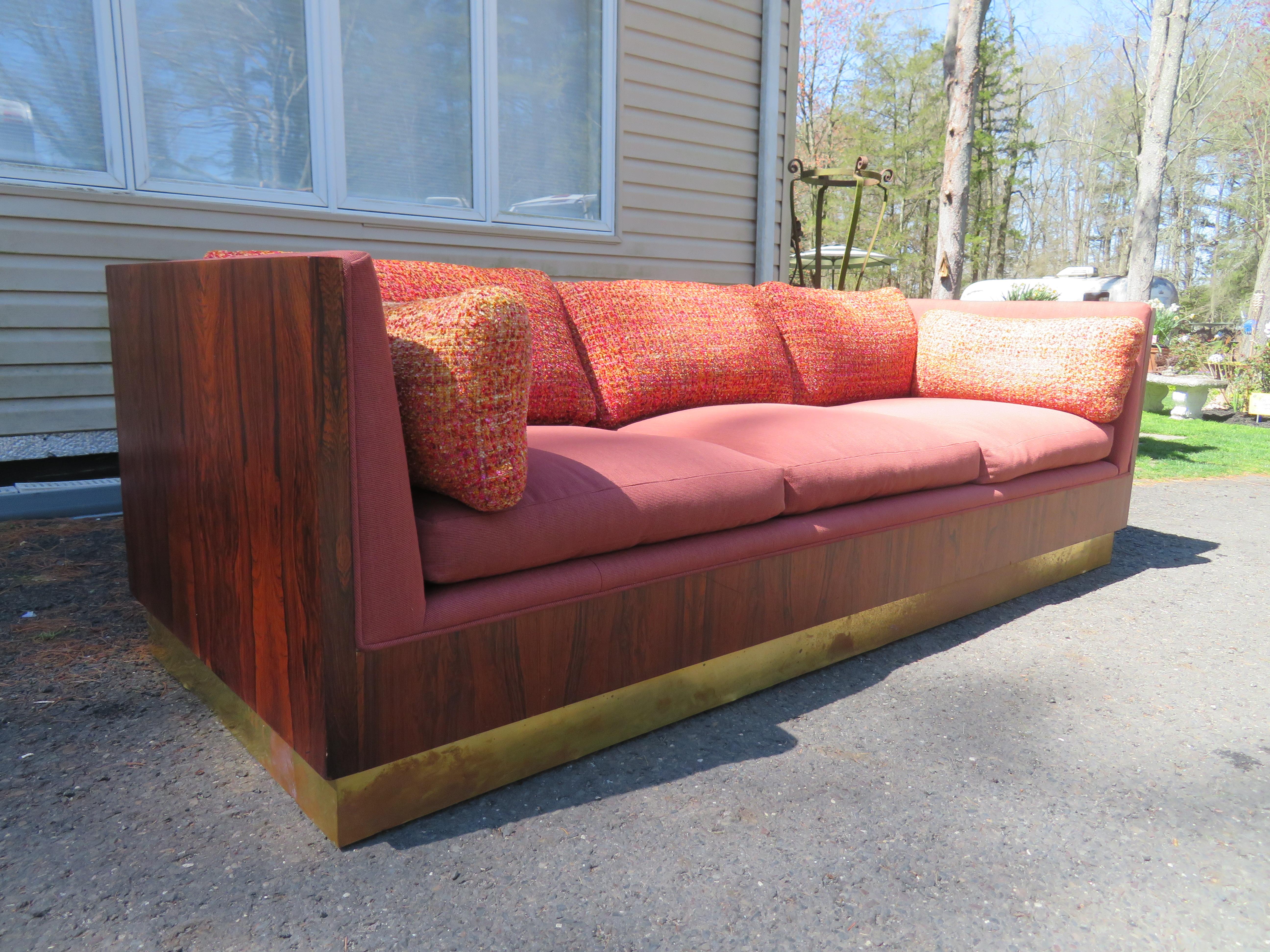 Magnifique canapé en bois de rose Milo Baughman à base en laiton, mi-siècle moderne en vente 9