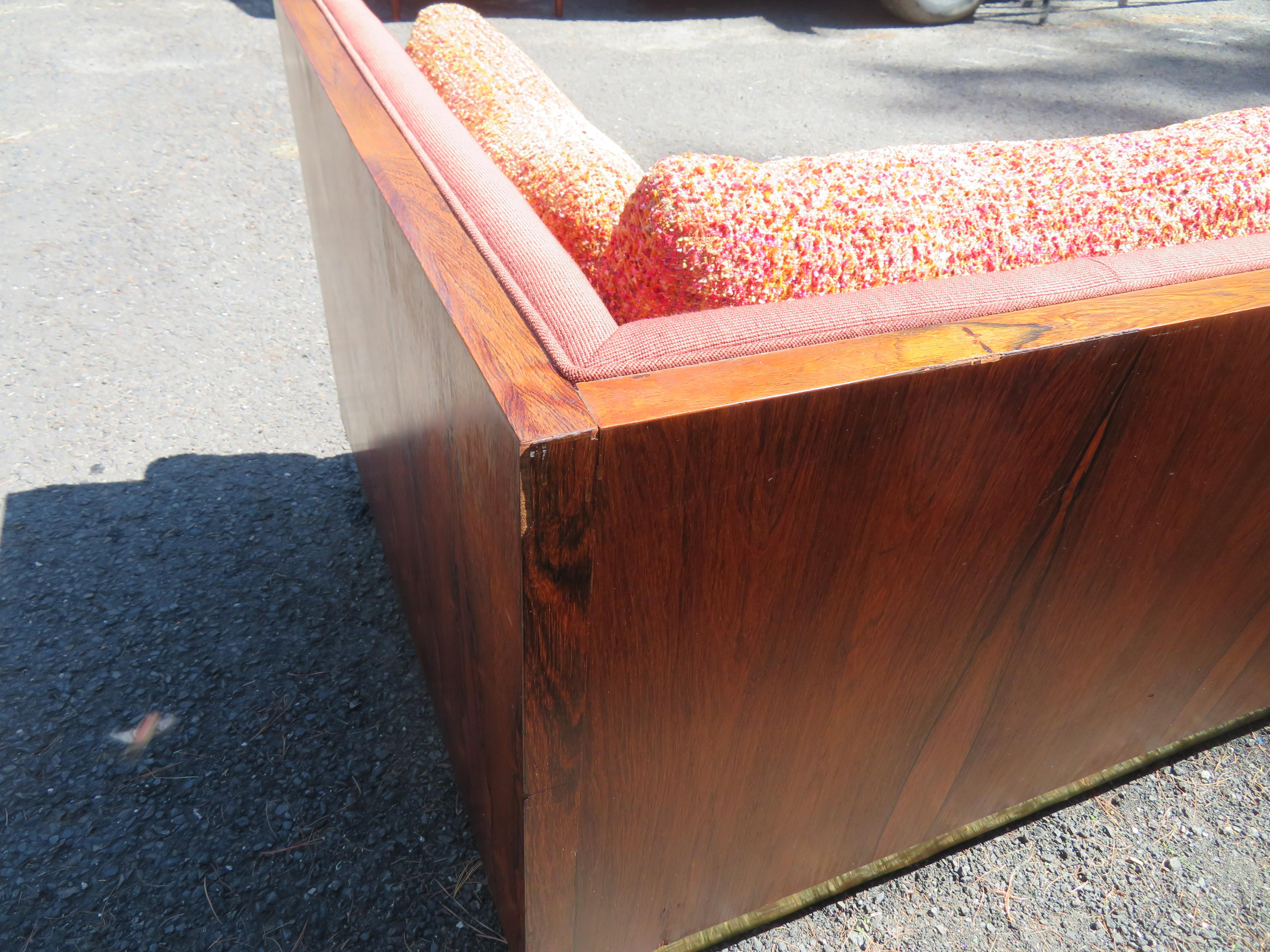 Magnifique canapé en bois de rose Milo Baughman à base en laiton, mi-siècle moderne en vente 2