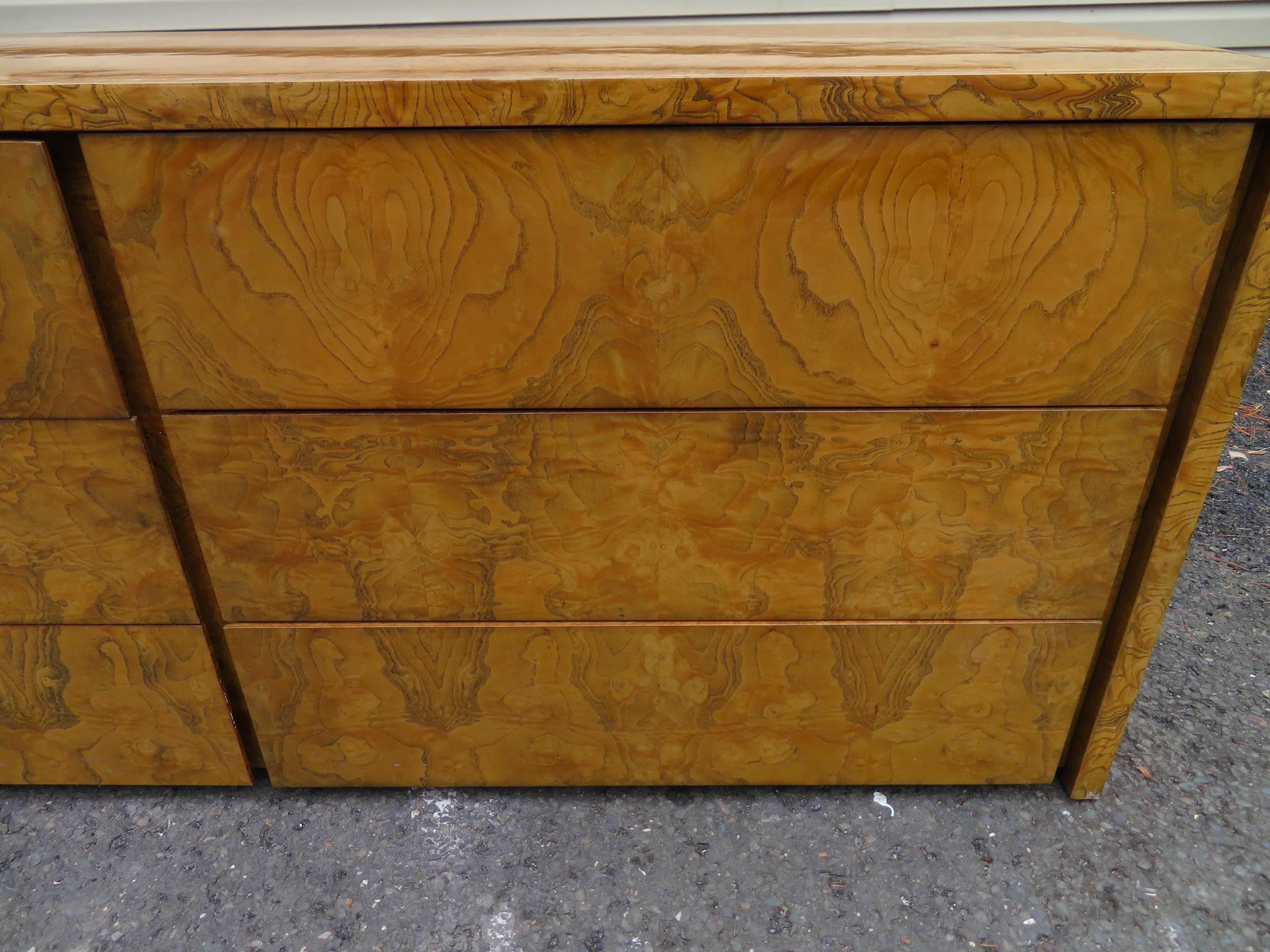 Magnificent Milo Baughman Style Burl 6 Drawer Credenza Mid-Century Modern In Good Condition For Sale In Pemberton, NJ