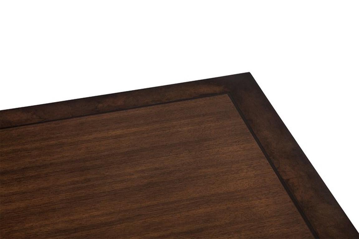 Il s'agit d'une table personnalisée fabriquée et finie à partir de zéro par nos maîtres artisans. Il est doté d'un piédestal original de style déco et d'un plateau de table absolument magnifique en noyer et en ronce de noyer. Présentée comme un