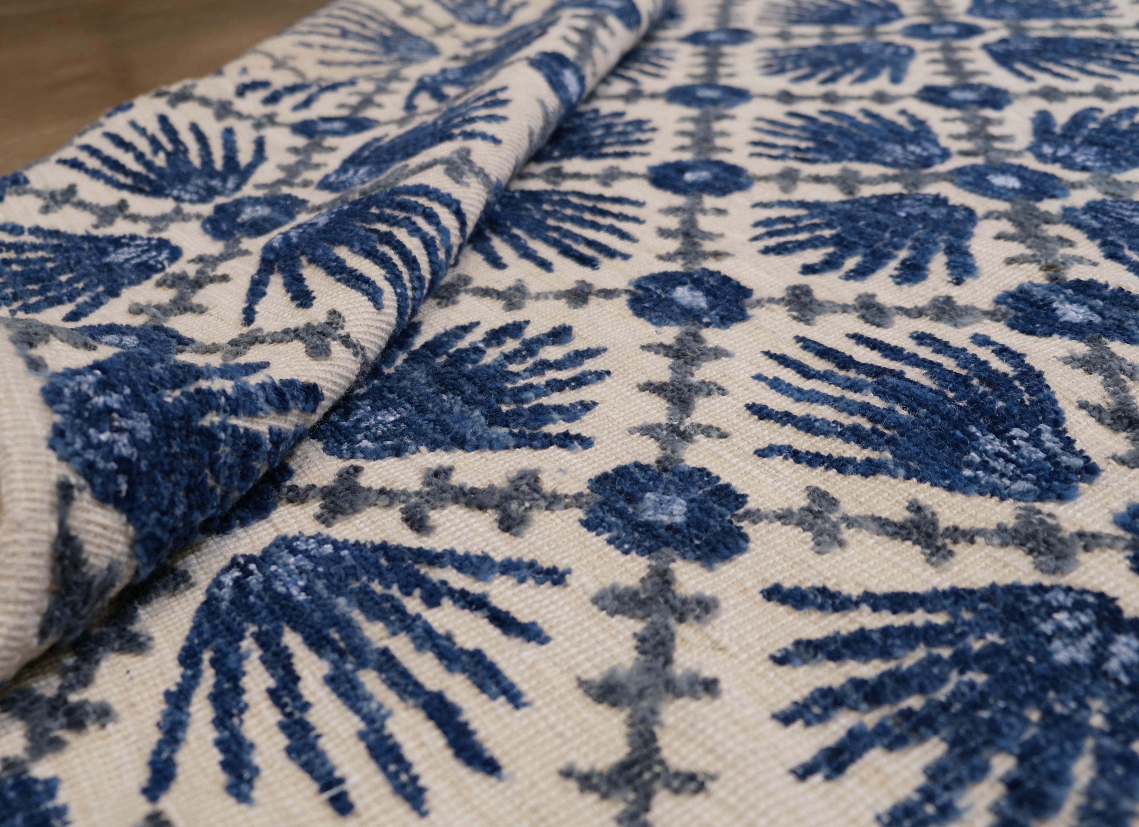 Dieser handgeknüpfte Teppich aus Wolle und Seide aus Pakistan wertet Ihren Wohnraum mit seiner raffinierten Schönheit auf. Mit seinem filigranen blauen und beigen Blumenmuster bietet dieses Stück eine harmonische Mischung aus traditioneller