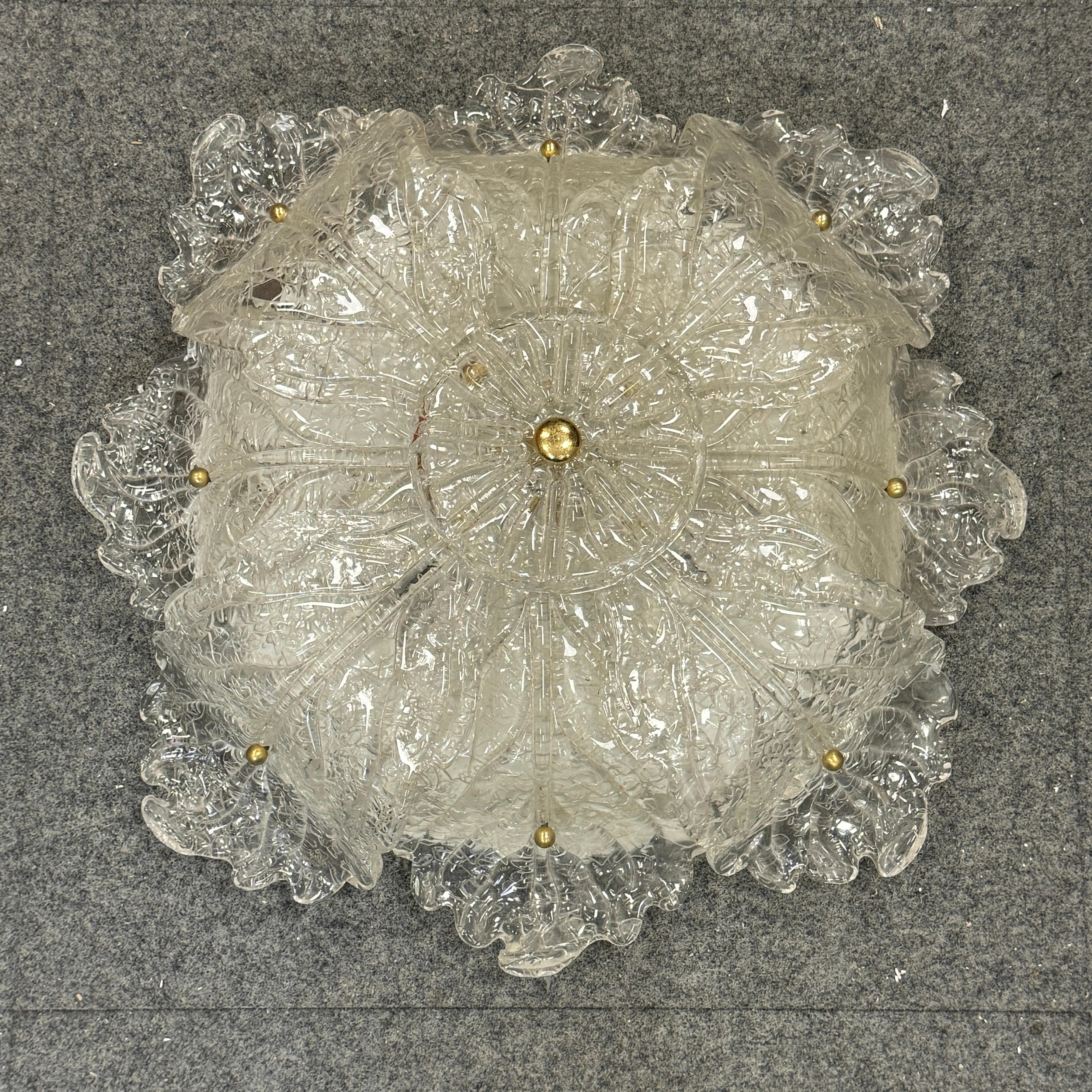 Le lustre est composé de feuilles de verre transparent, sur un cadre métallique rond. Le luminaire nécessite trois ampoules européennes E27 / 110 Volt Edison, chaque ampoule pouvant atteindre 60 watts. Il est translucide et émet une belle lumière