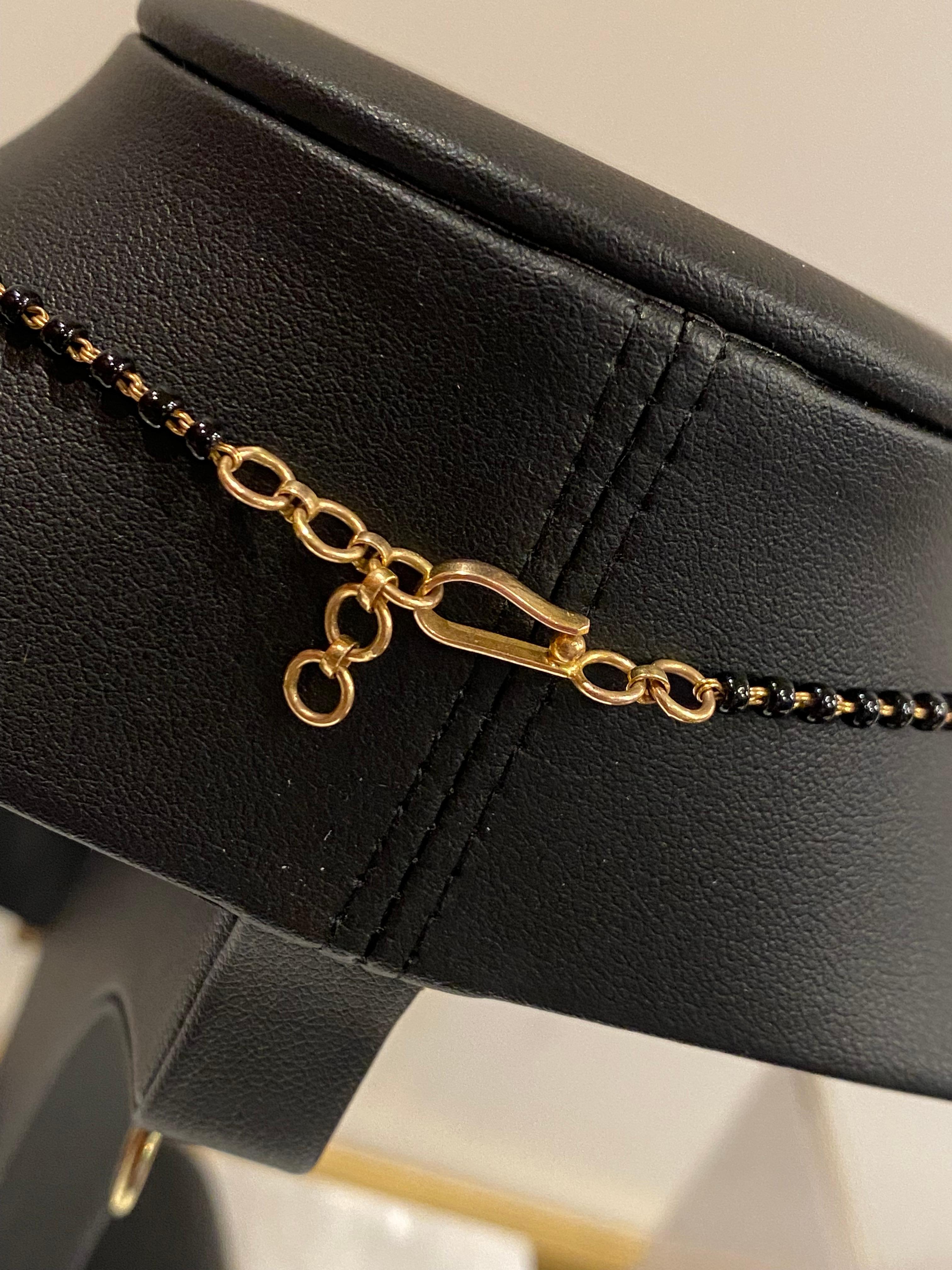Ce collier époustouflant de style moghol 
est vintage (c.I.C.) et en très bon état. 
 
Il est délicieusement réalisé en 14K (sertissage)&. 
Or jaune 9K (chaîne) & 
présente une pièce maîtresse remarquable, 
conçu comme 5 pendentifs en forme de