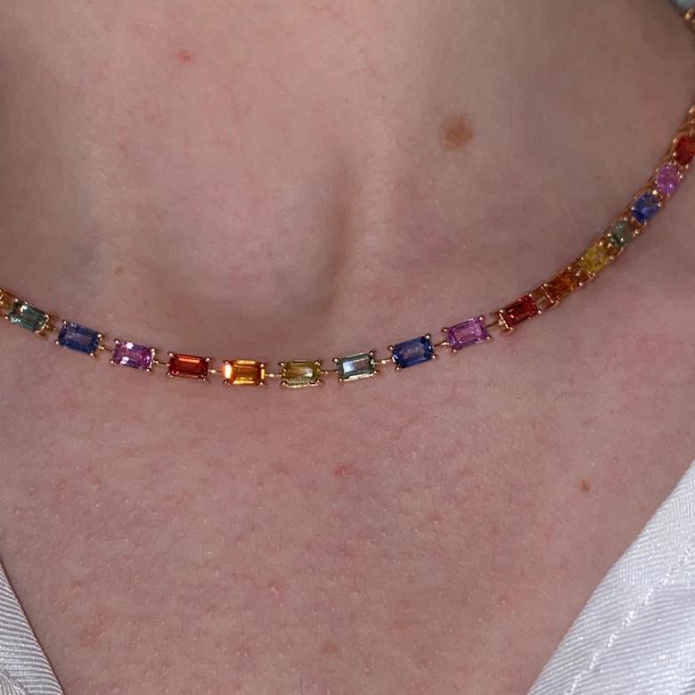 Taille ronde Magnifique collier tennis choker en or rose avec plusieurs saphirs et bijoux fins en vente
