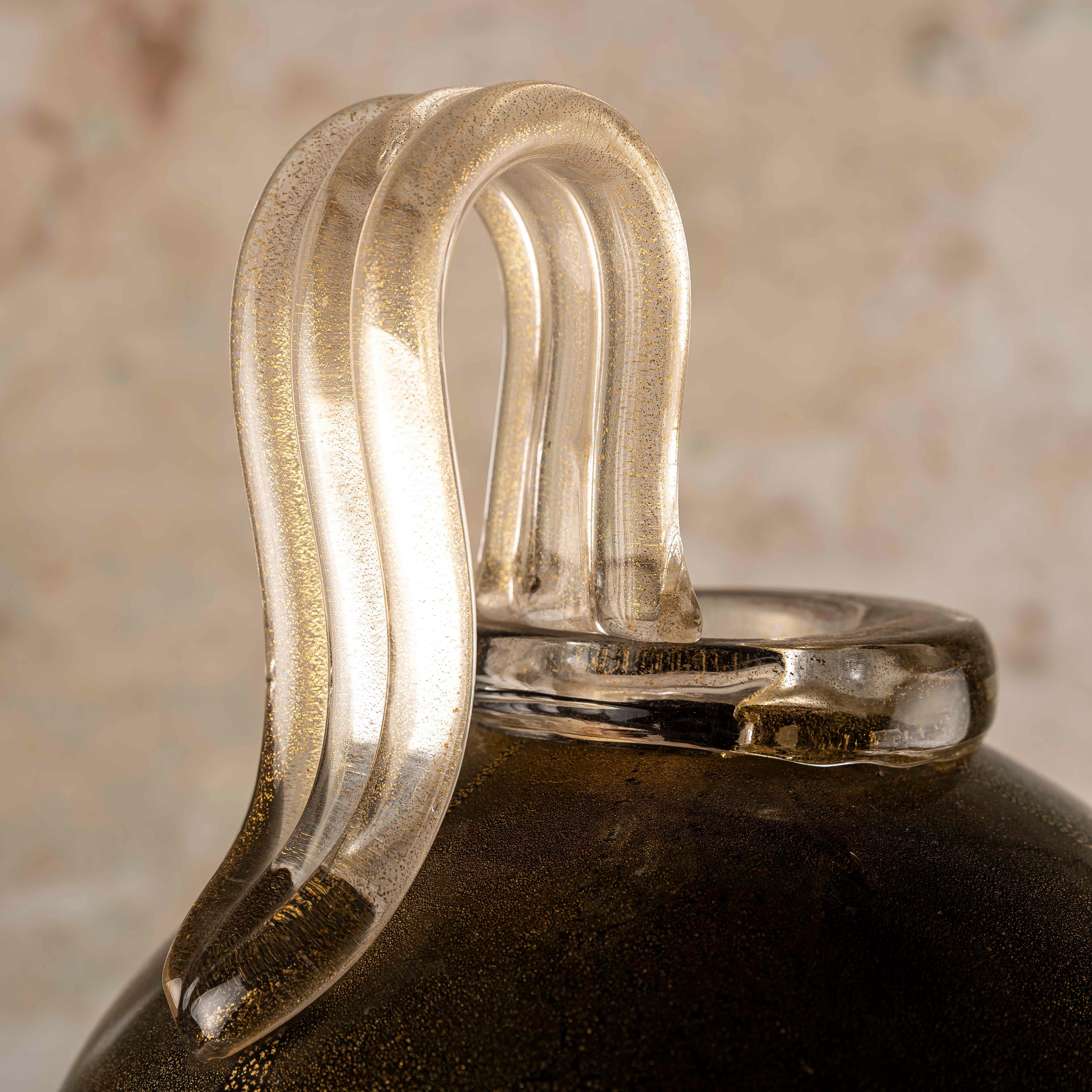 Mid-Century moderno Vaso in vetro nero con scaglie d'oro alla maniera di Napoleone Martinuzzi in vendita