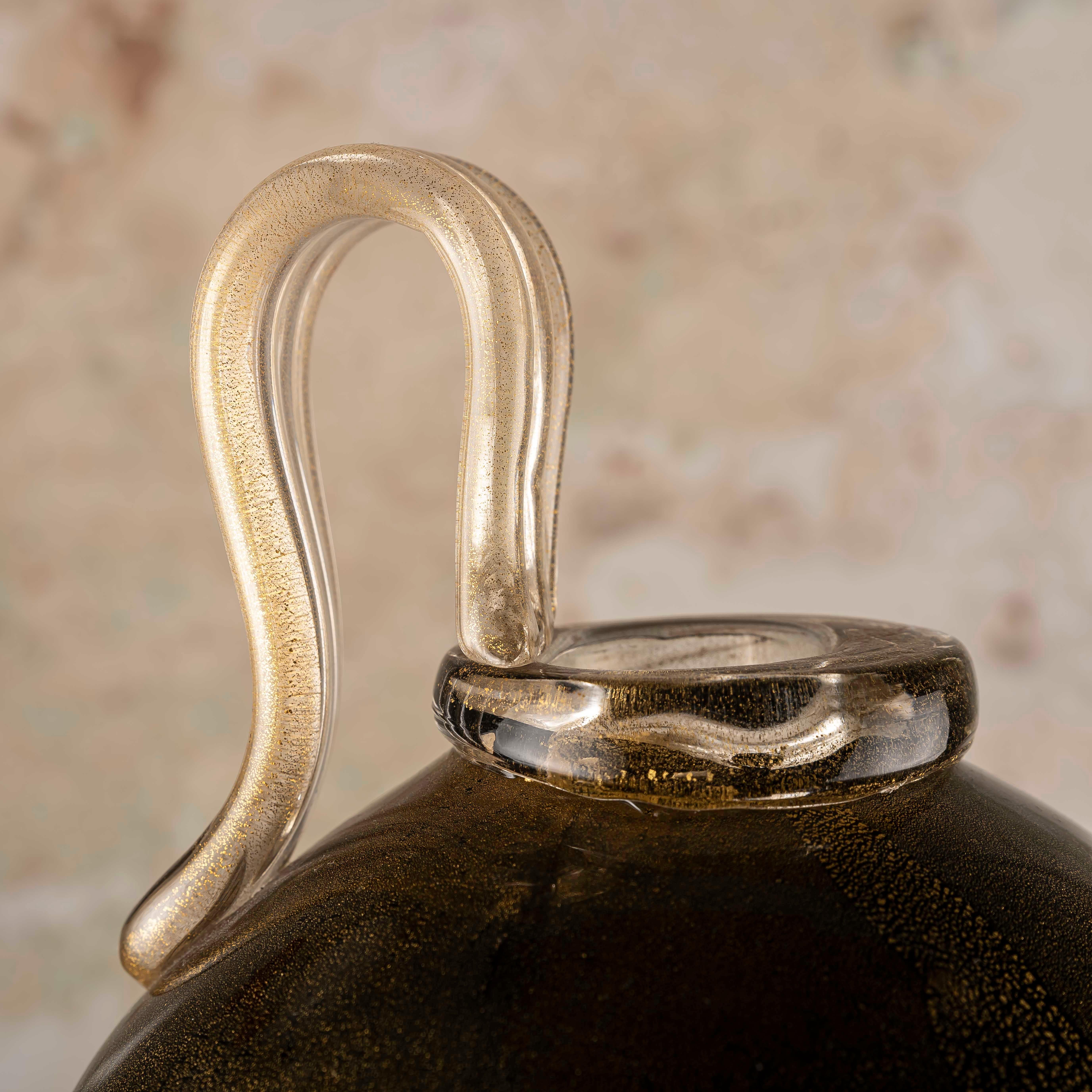 Italiano Vaso in vetro nero con scaglie d'oro alla maniera di Napoleone Martinuzzi in vendita