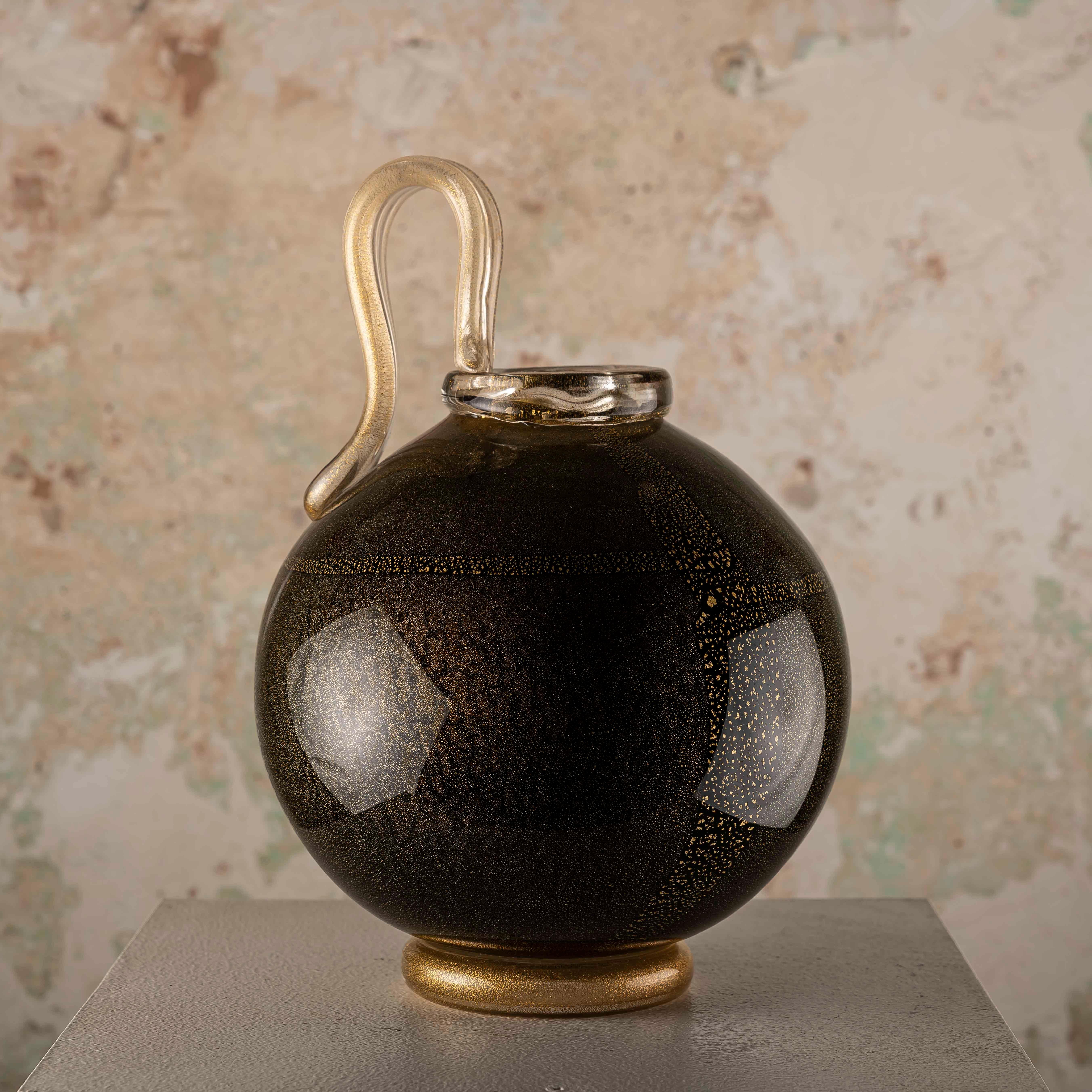 Vaso in vetro nero con scaglie d'oro alla maniera di Napoleone Martinuzzi In condizioni buone in vendita a BARCELONA, ES