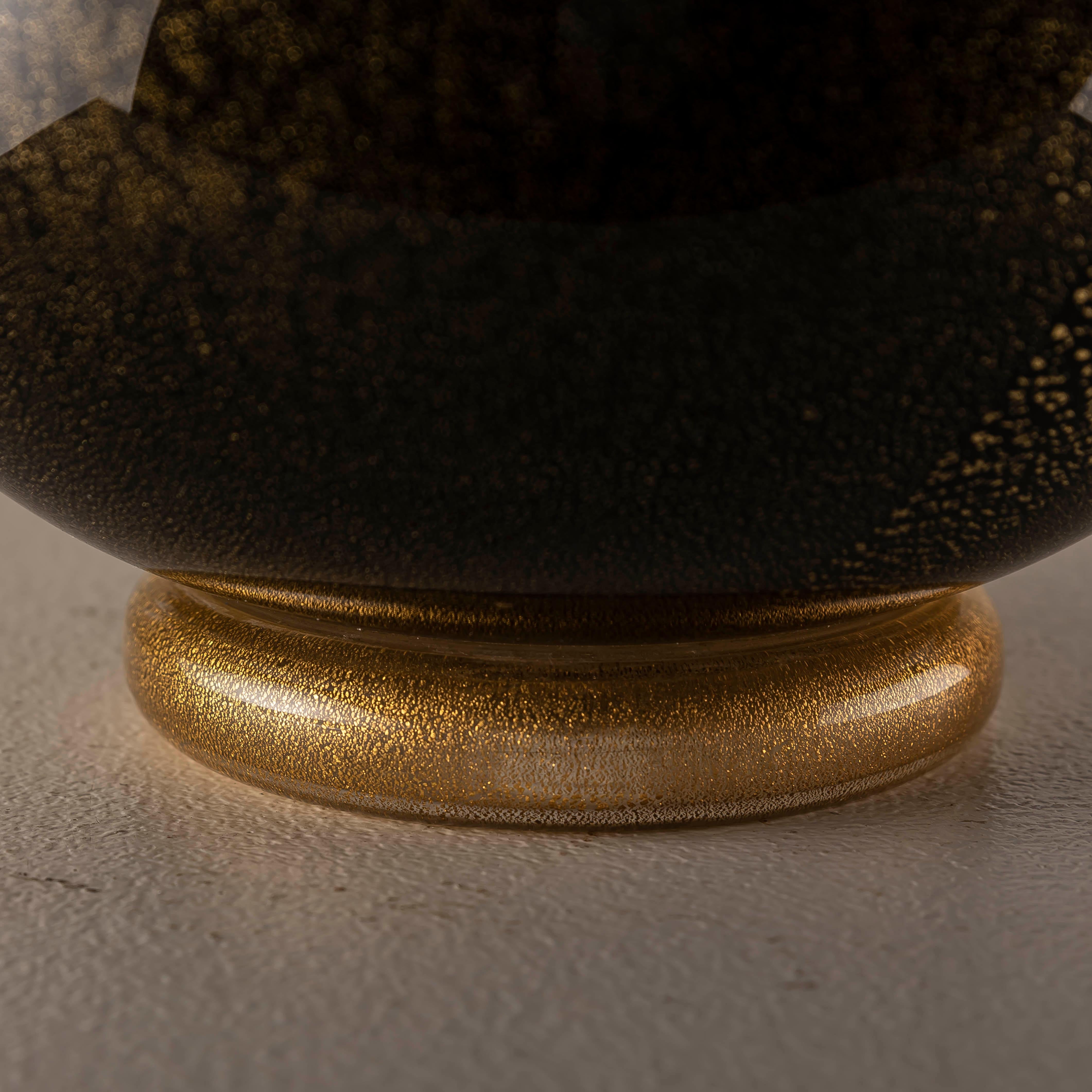 Fine XX secolo Vaso in vetro nero con scaglie d'oro alla maniera di Napoleone Martinuzzi in vendita