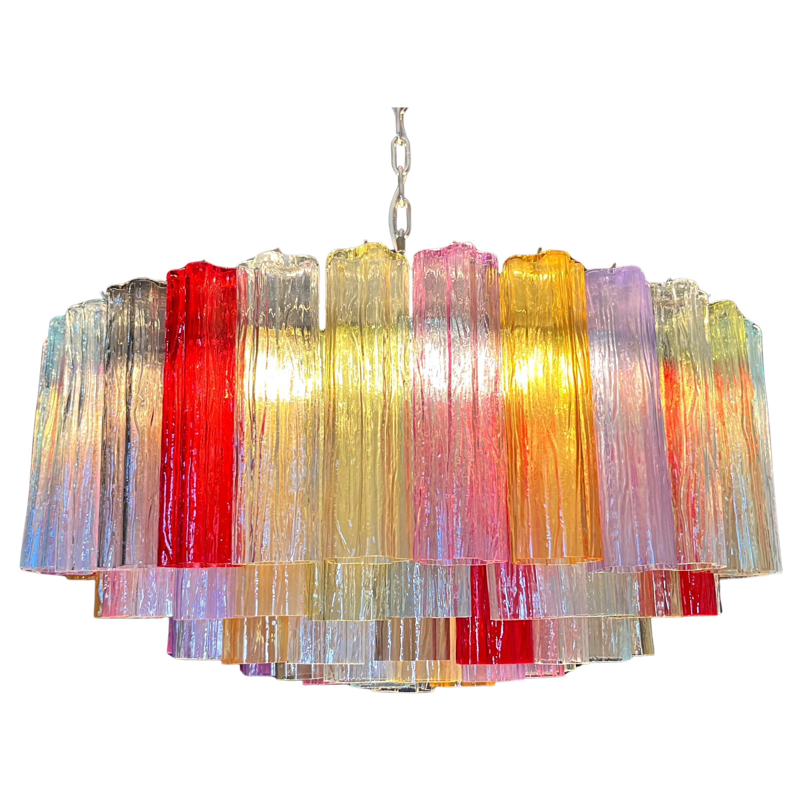 Prächtiger Kronleuchter aus Murano-Glas, 101 mehrfarbige Röhrengläser (Moderne der Mitte des Jahrhunderts) im Angebot