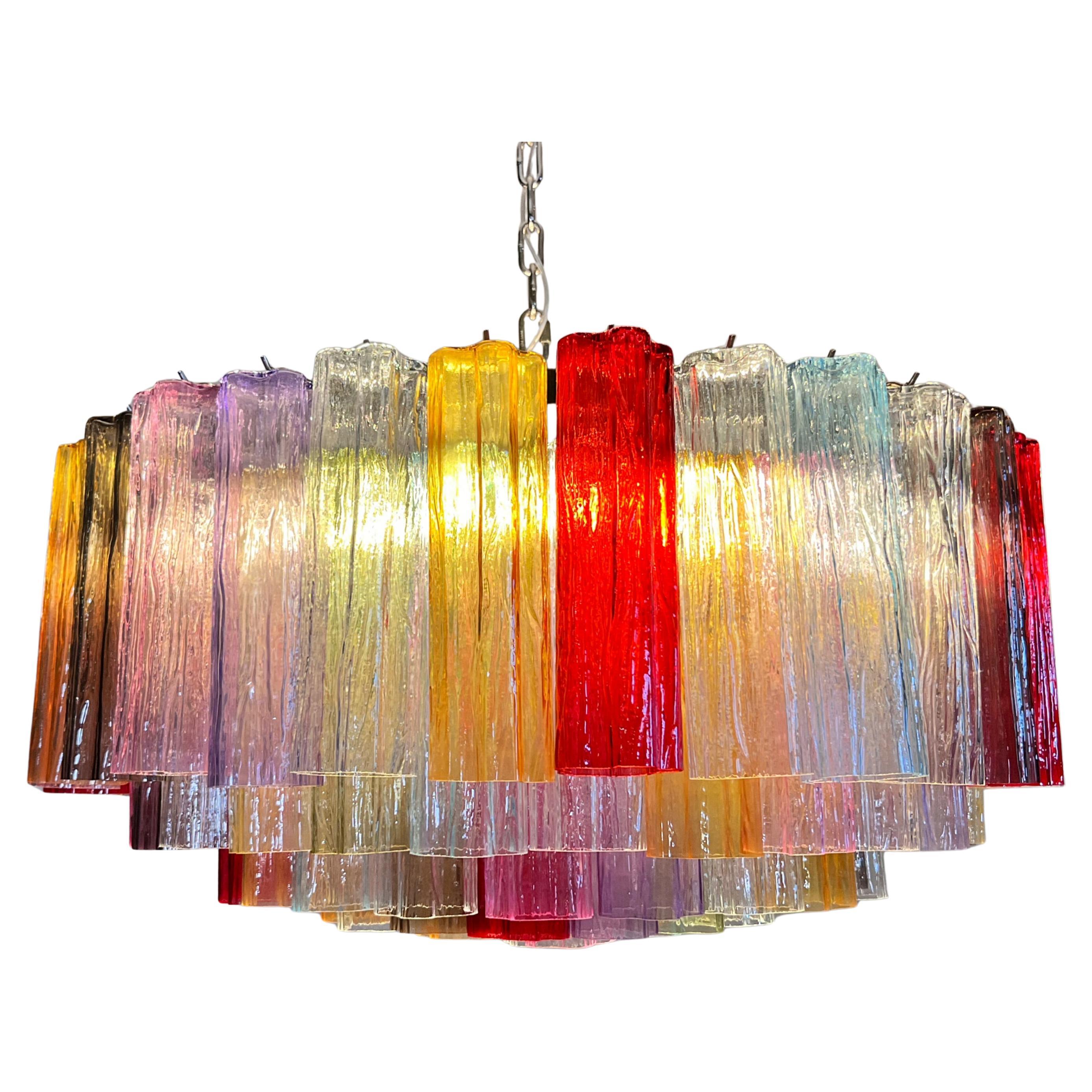 Prächtiger Kronleuchter aus Murano-Glas, 101 mehrfarbige Röhrengläser (Italienisch) im Angebot