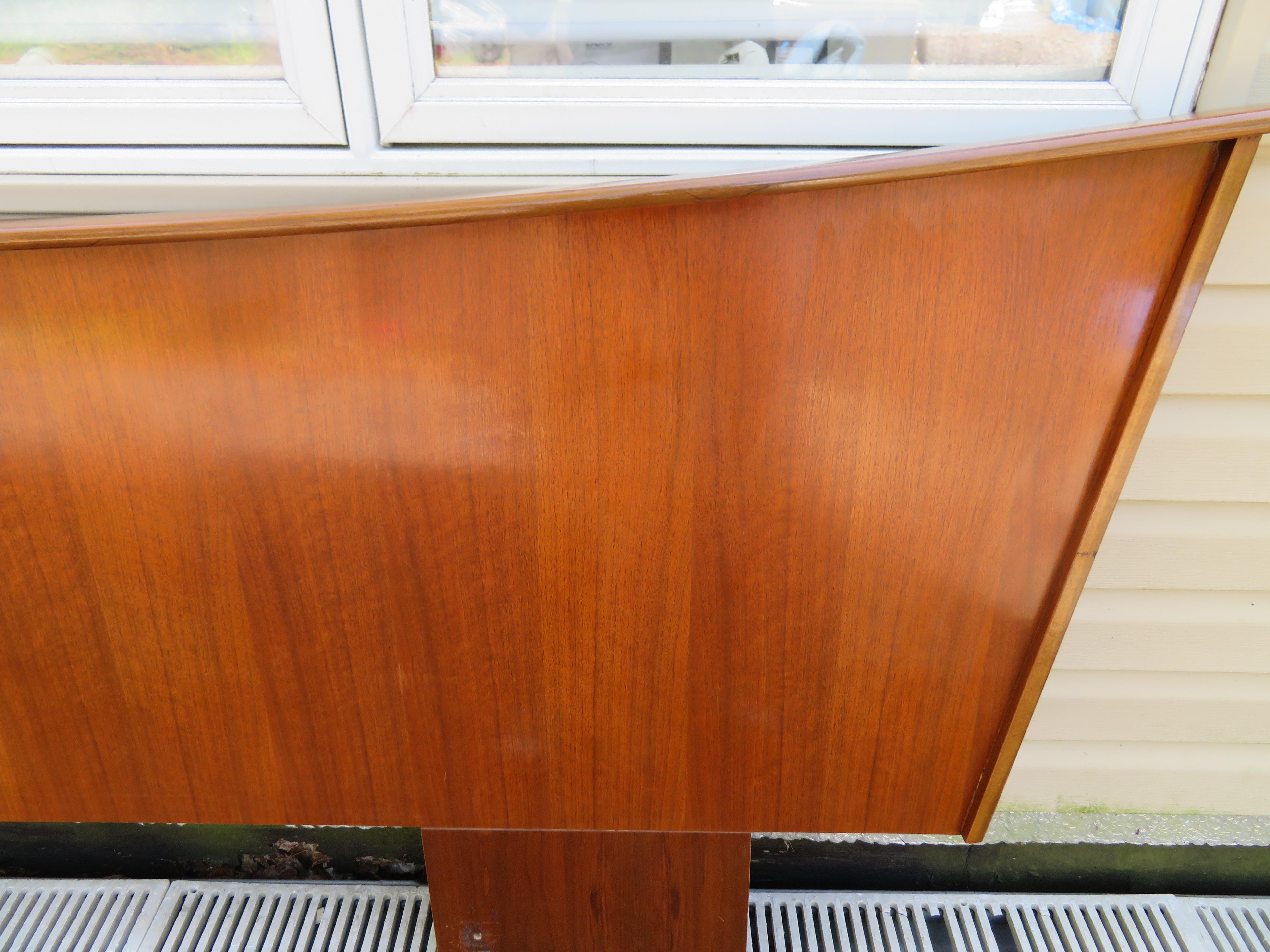 Magnificent Nakashima Style Walnut King-Size Headboard Mid-Century Modern In Good Condition For Sale In Pemberton, NJ