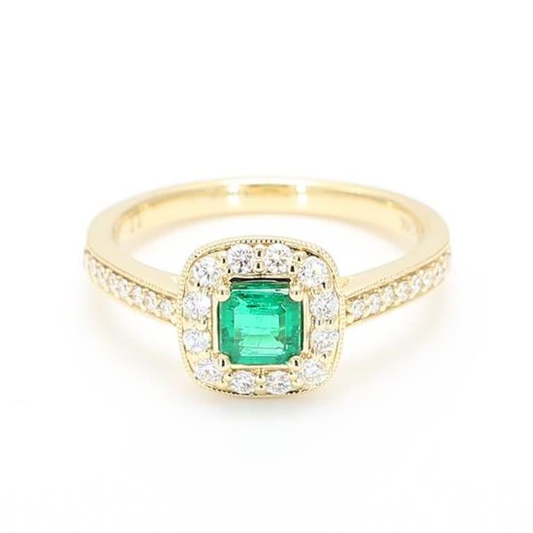 Der klassische Smaragdring von RareGemWorld. Montiert in einer schönen Fassung aus 18 Karat Weißgold mit einem natürlichen Smaragd im Smaragdschliff. Der Smaragd ist von natürlichen, runden weißen Diamanten umgeben. Dieser Ring wird Sie garantiert