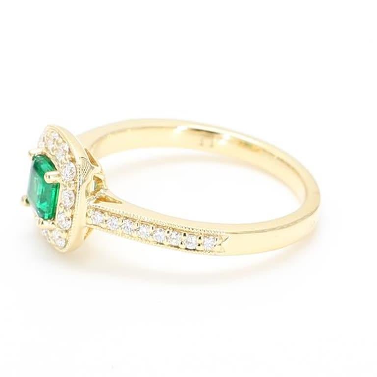 Natürlicher Smaragdschliff Smaragd und weißer Diamant .66 Karat TW Gelbgold Ring (Zeitgenössisch) im Angebot