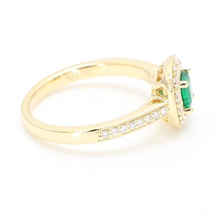 Natürlicher Smaragdschliff Smaragd und weißer Diamant .66 Karat TW Gelbgold Ring im Angebot 1