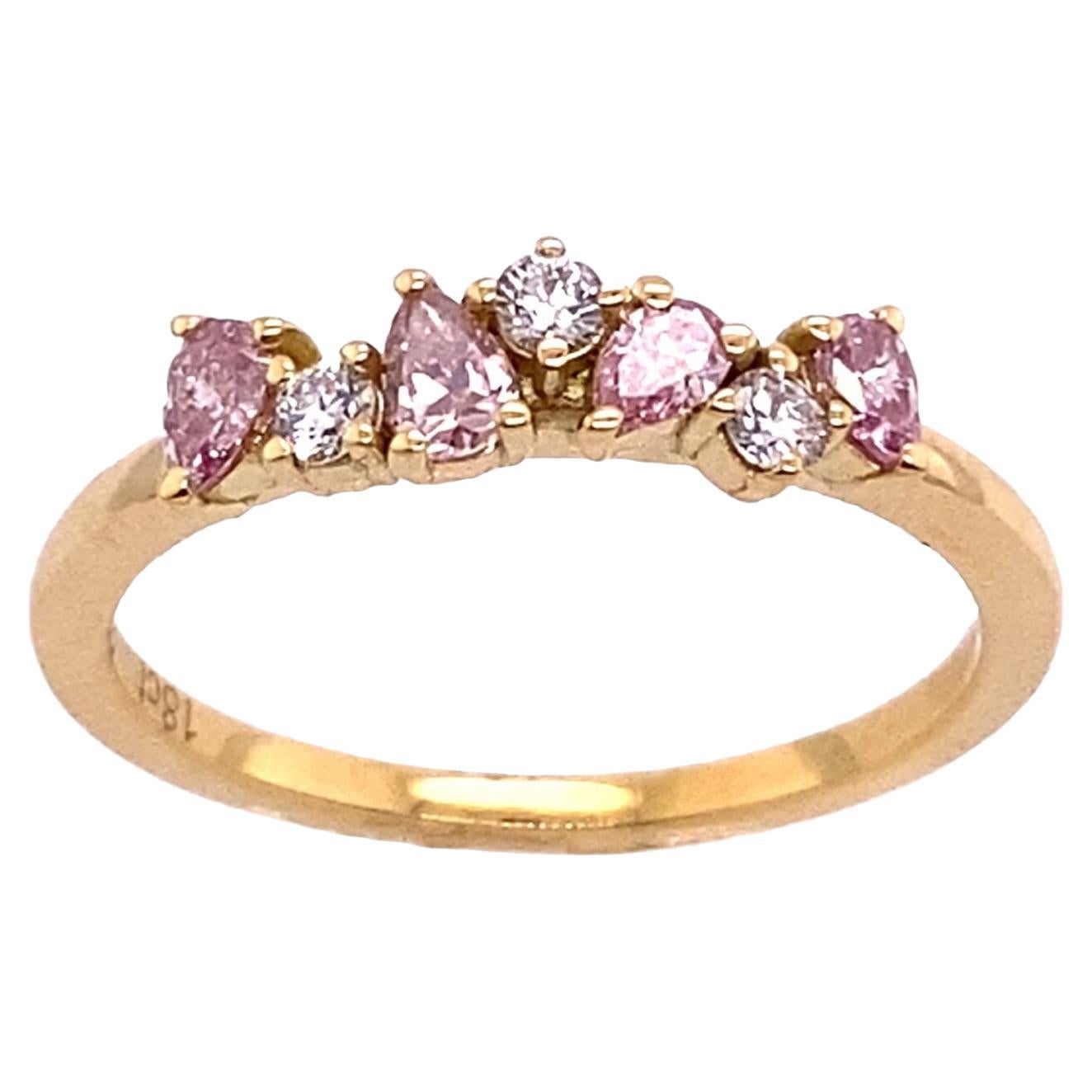 Prächtiger natürlicher rosa birnenförmiger Diamantring aus 18 Karat Gelbgold mit 3 runden Diamanten in Birnenform