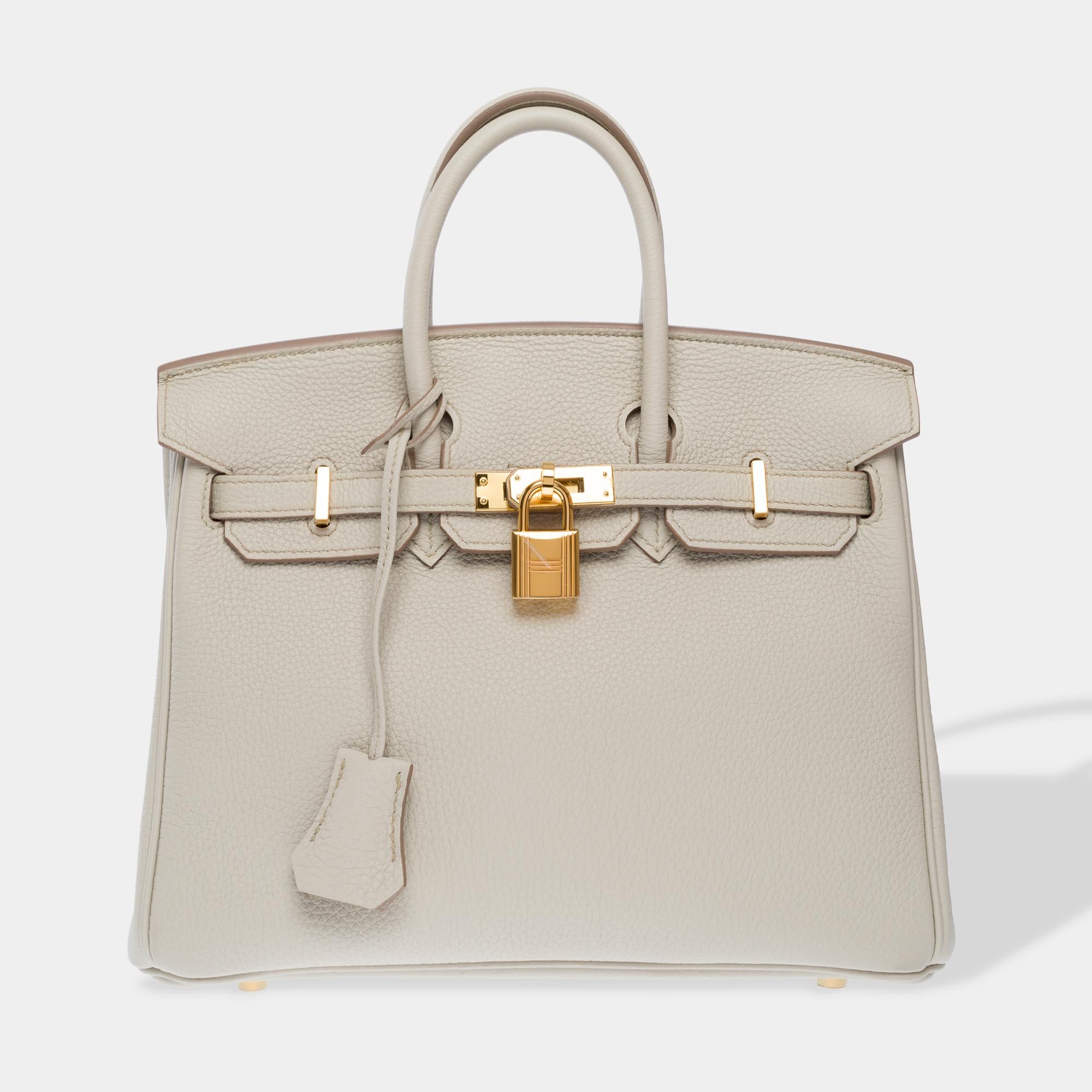 Exceptional​ ​Birkin​ ​25​ ​handbag​ ​in​ ​Togo​ ​Béton​ ​leather,​ ​gold​ ​metal​ ​trim,​ ​double​ ​gray​ ​leather​ ​handle​ ​allowing​ ​for​ ​hand​ ​carry

Flap​ ​closure
Interior​ ​lining​ ​in​ ​gray​ ​leather,​ ​one​ ​zip​ ​pocket,​ ​one​ ​flat​