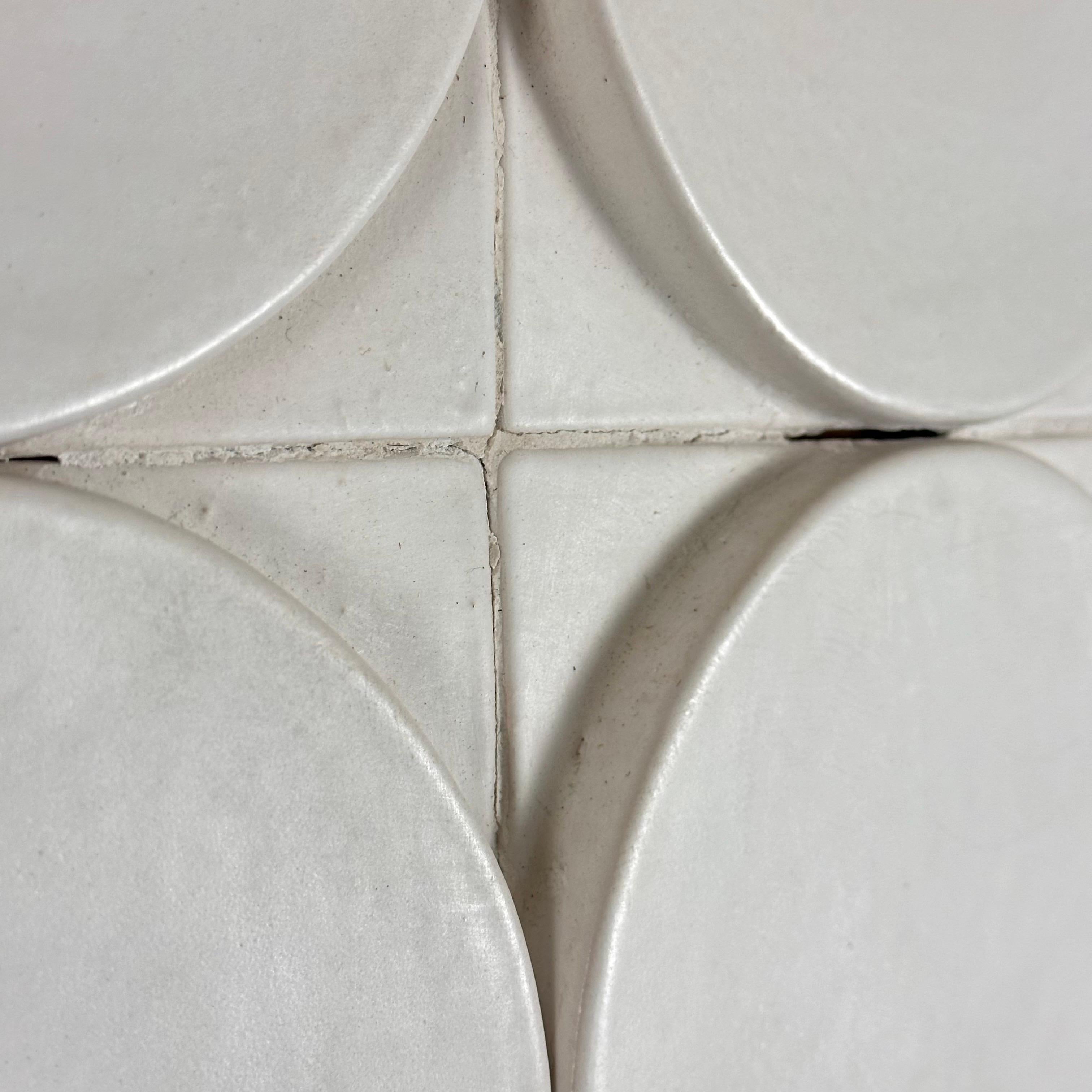 Prächtiges weißes Nino Caruso-Deko-Paneel aus Keramik, 1975, signiert  im Angebot 1