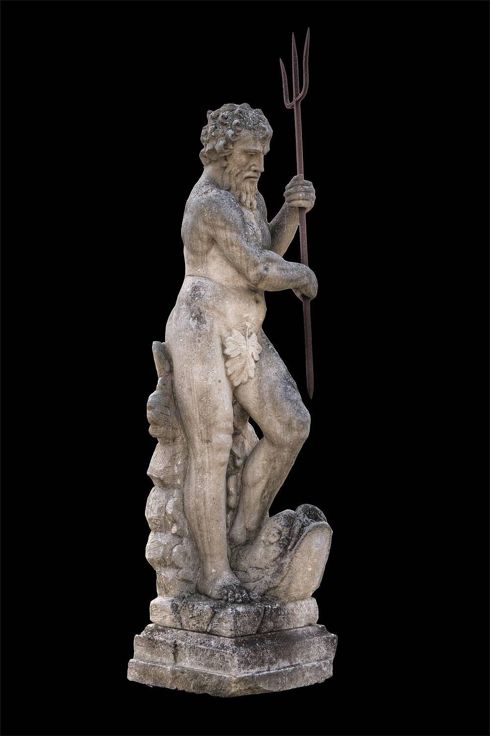 XIXe siècle Magnifique sculpture en pierre d'Italie du Nord du 19ème siècle représentant le dieu Neptune