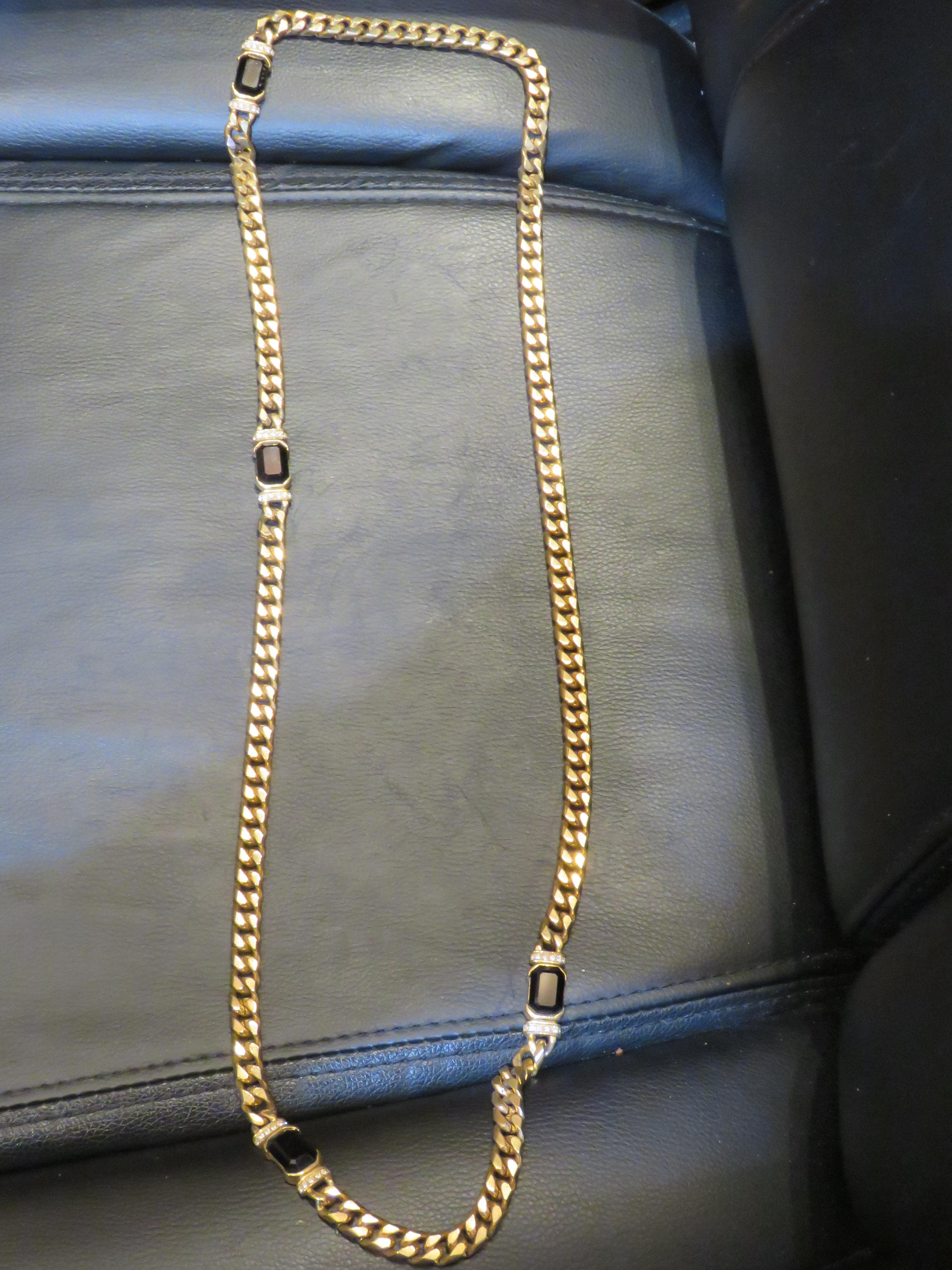 L'article suivant que nous offrons est un Rare Important Radiant 18KT Overlaid Gold Link Bracelet. Cette magnifique pièce est une pièce Vintage et présente de magnifiques maillons de chaîne entrelacés avec de grandes pierres en zirconium cubique