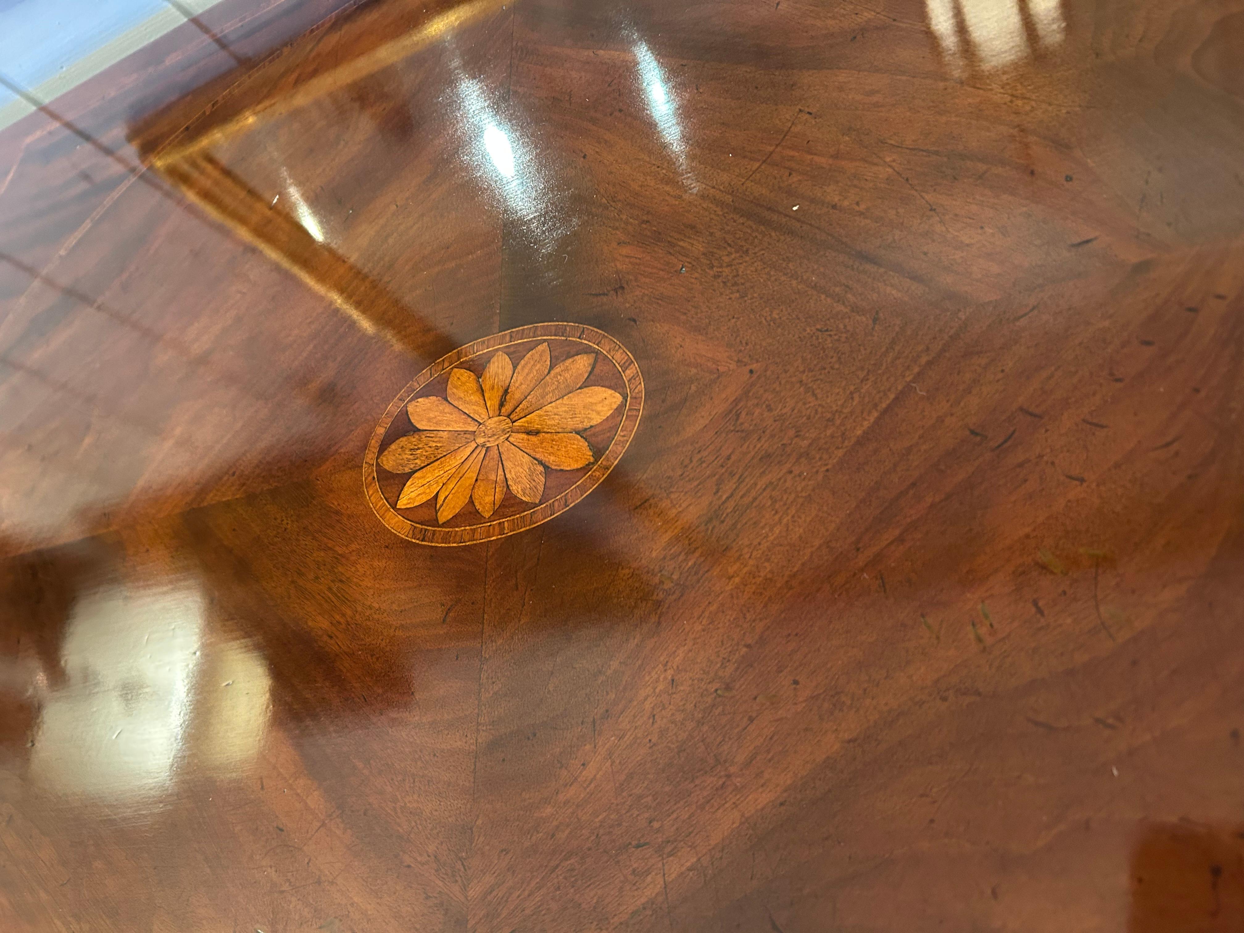 Magnífica consola neoclásica oblonga con tapa de marquetería Sunburst 4