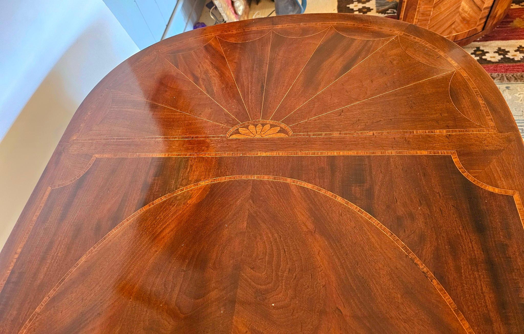 Magnífica consola neoclásica oblonga con tapa de marquetería Sunburst Neoclásico