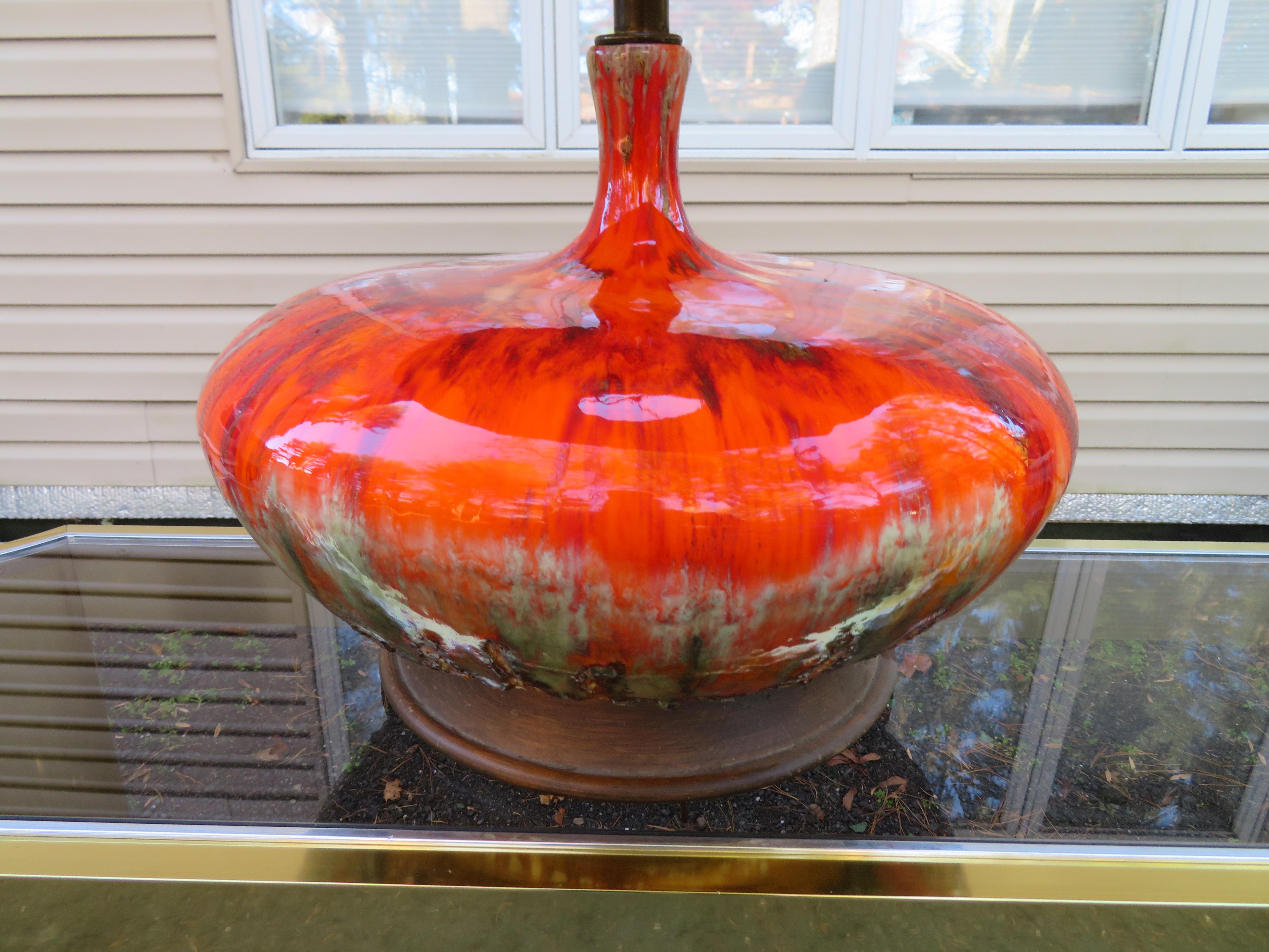 Überragend schöne orangefarbene, riesige, gedrungene Lava-Tropfglasurlampe. Dieses riesige bunte Keramik-Kunstwerk ist auch eine tolle Lampe - wie cool ist das denn? Ich liebe diese Lampe so sehr, dass ich selbst eine haben musste. Diese Fat Boy