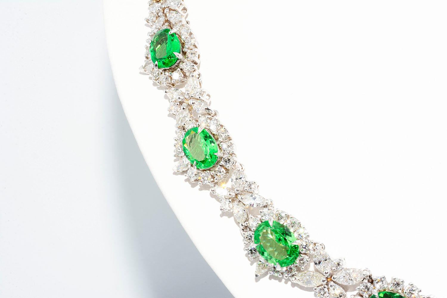 Magnificent Oval Tsavorite Garnet and Diamond Necklace 18 Karat White Gold In New Condition In New York, NY