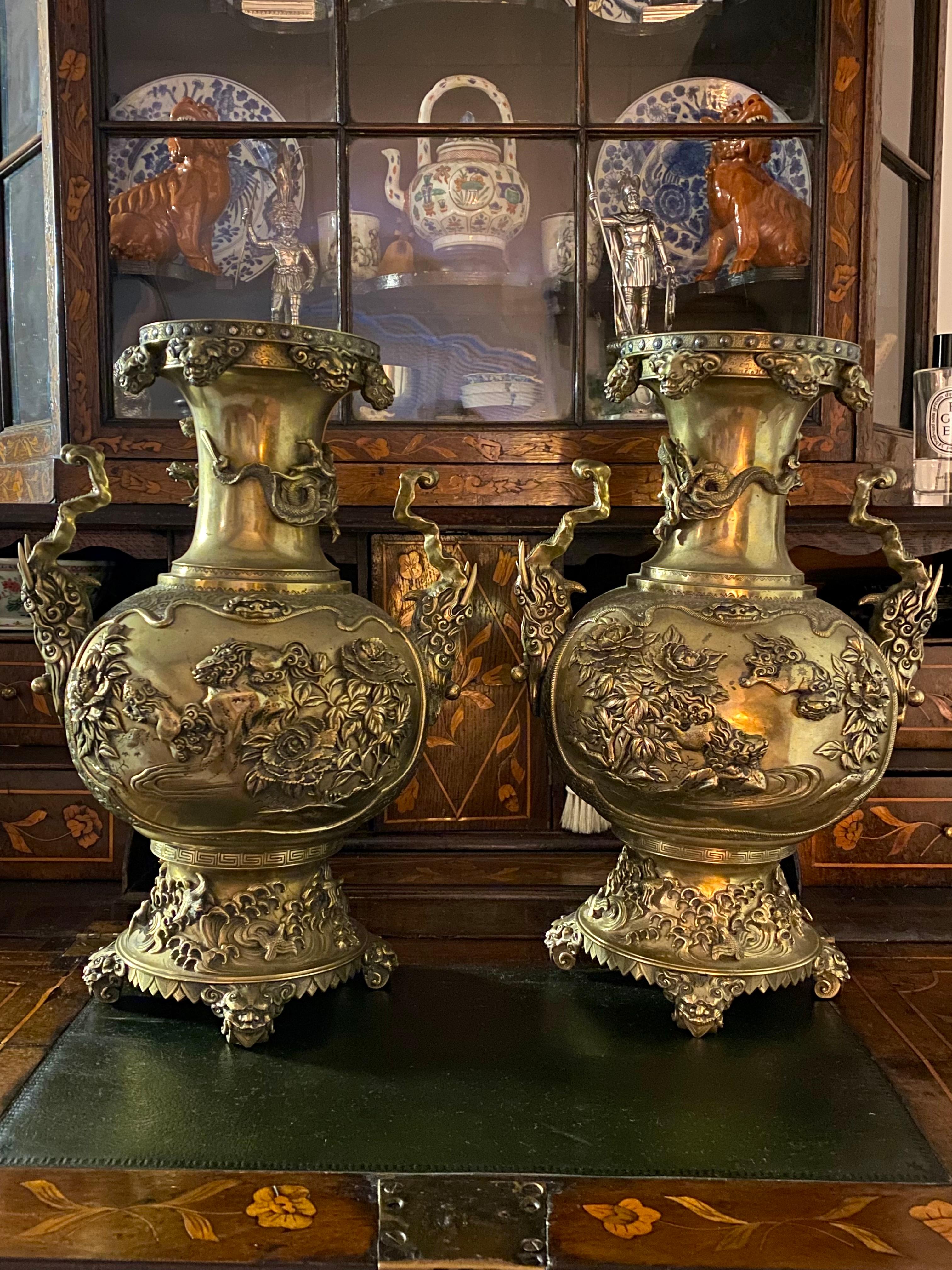 Magnificent Pair Bronze Vases 19th Century Japanese Meiji In Good Condition In London, GB