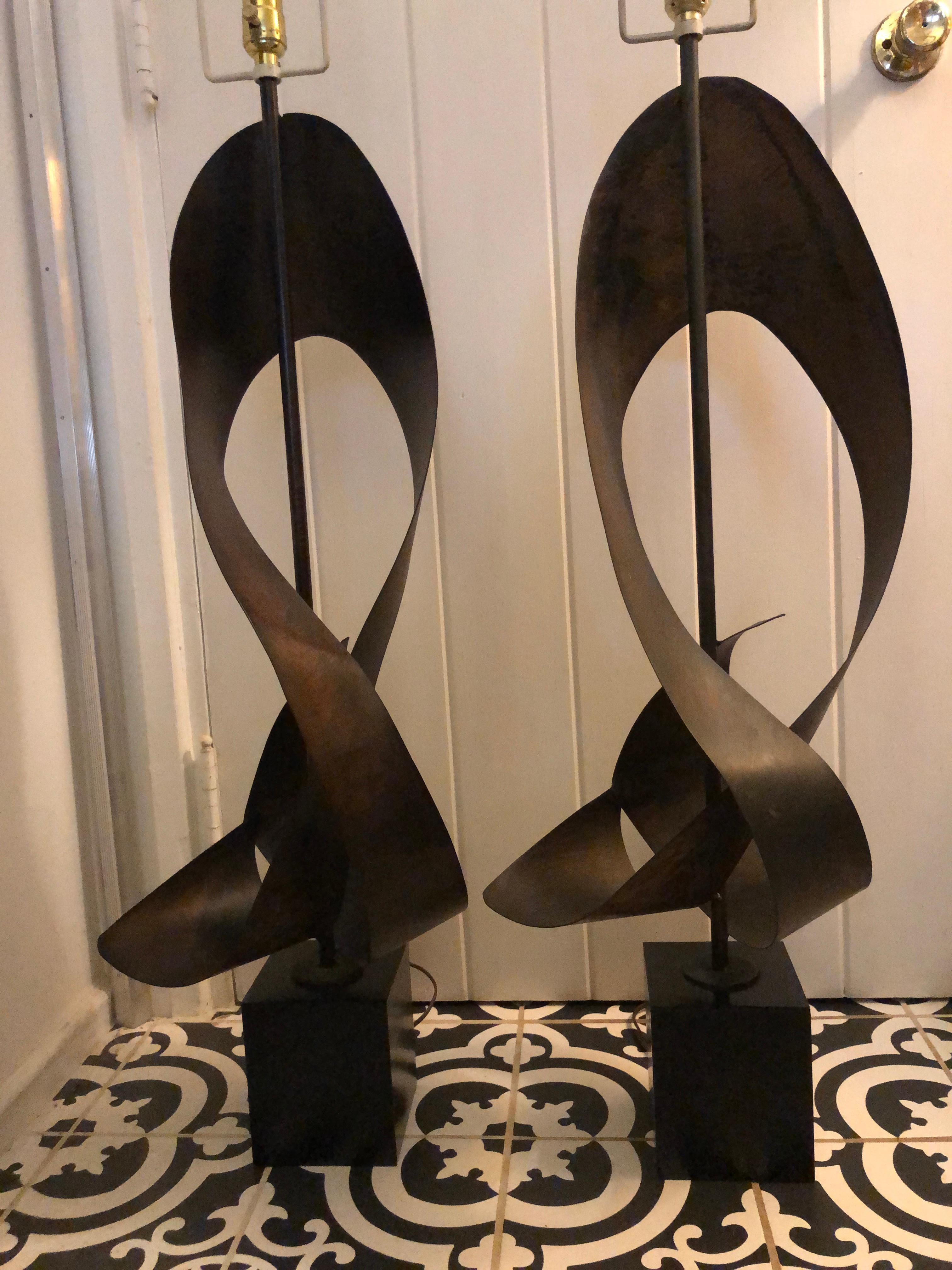 Énorme paire de lampes à ruban conçues par Richard Barr et Harold Weiss et fabriquées par Laurel Lamps. L'acier patiné est sculpté de façon spectaculaire en un ruban moderne abstrait. Forme et fonction, c'est le genre d'art que j'aime, vous