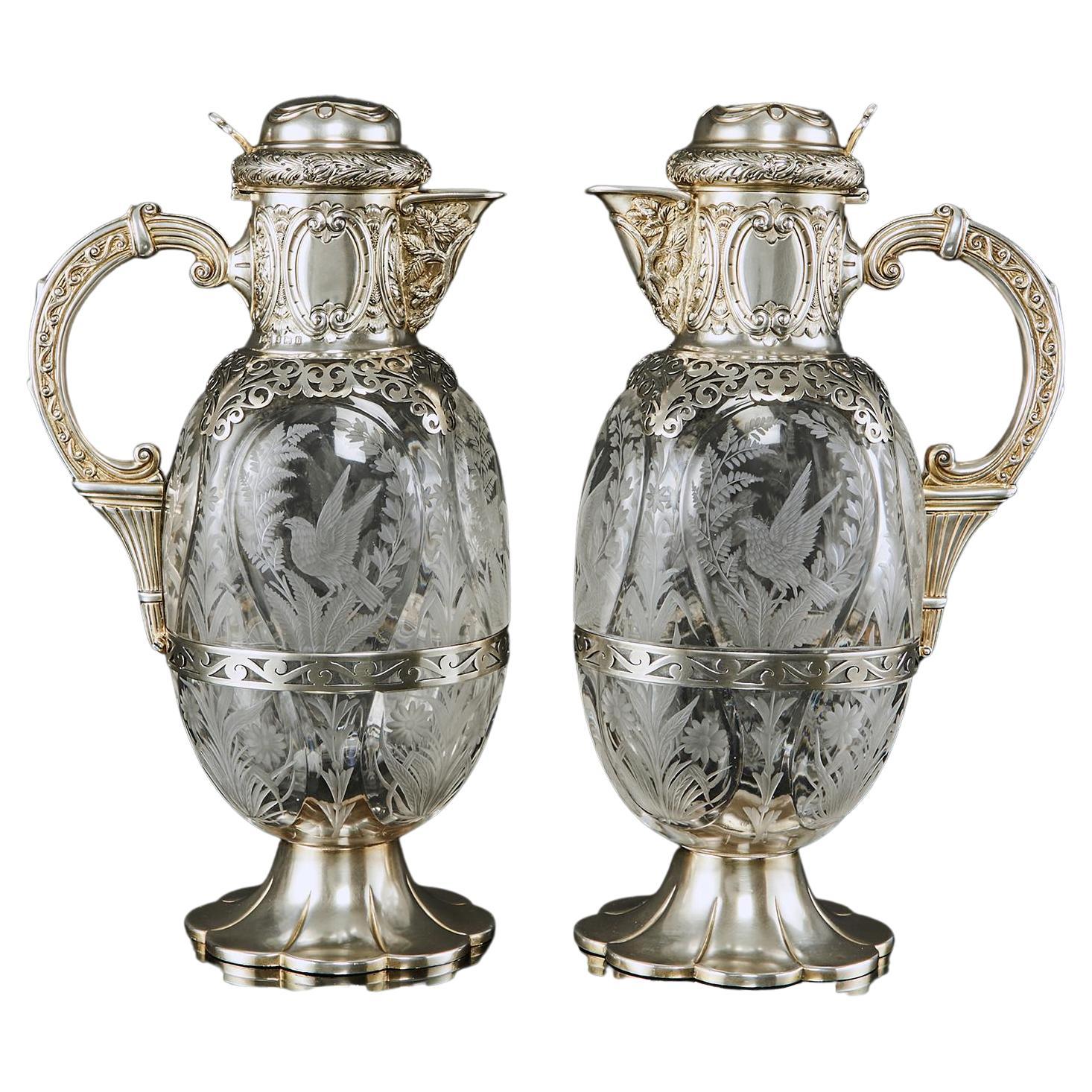 Magnifique paire de cruches à vin en verre gravé et en argent doré de l'époque édouardienne