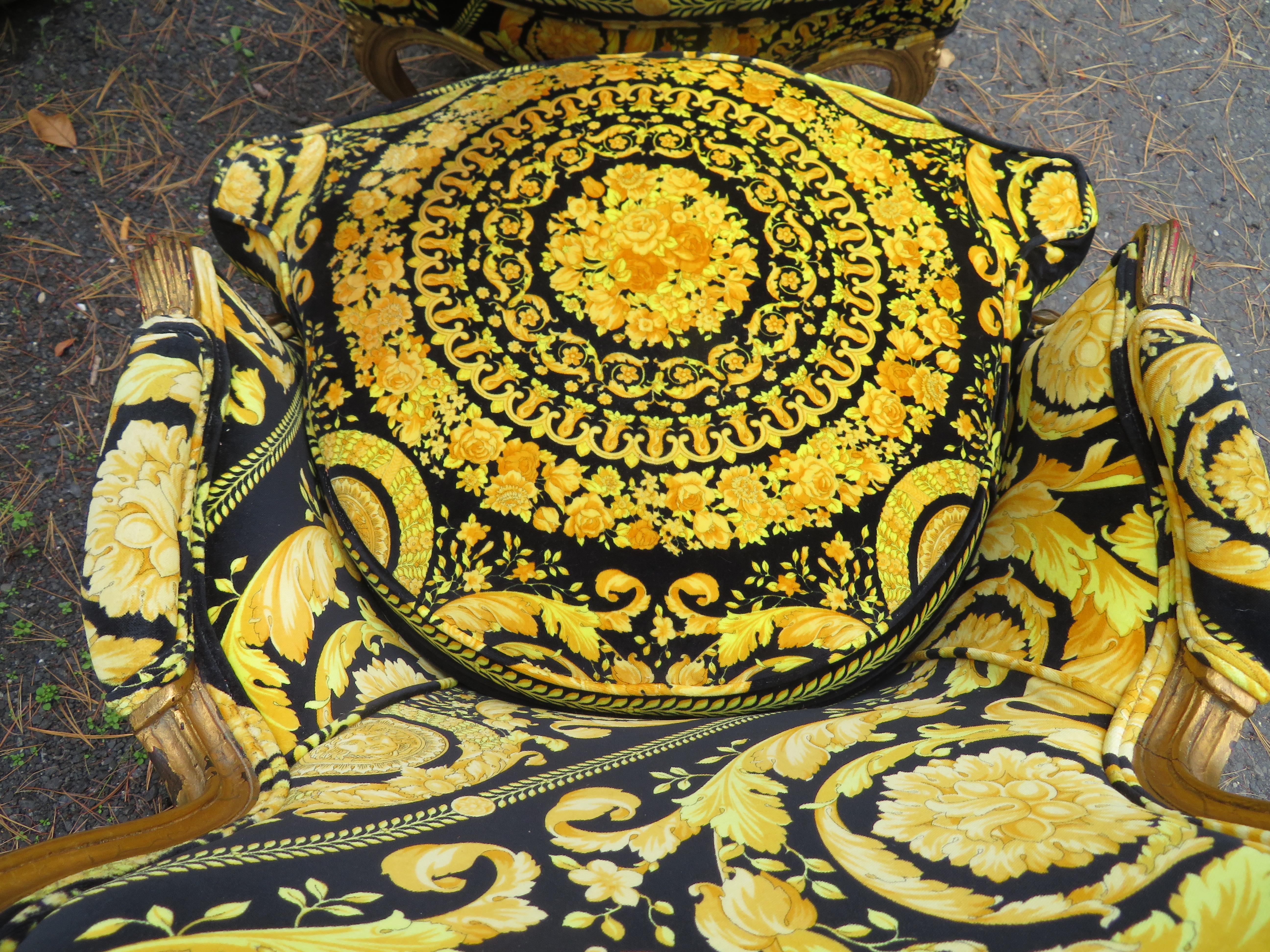 Magnifique paire de chaises sculptées de style Louis 15e français en tissu Versace en vente 1
