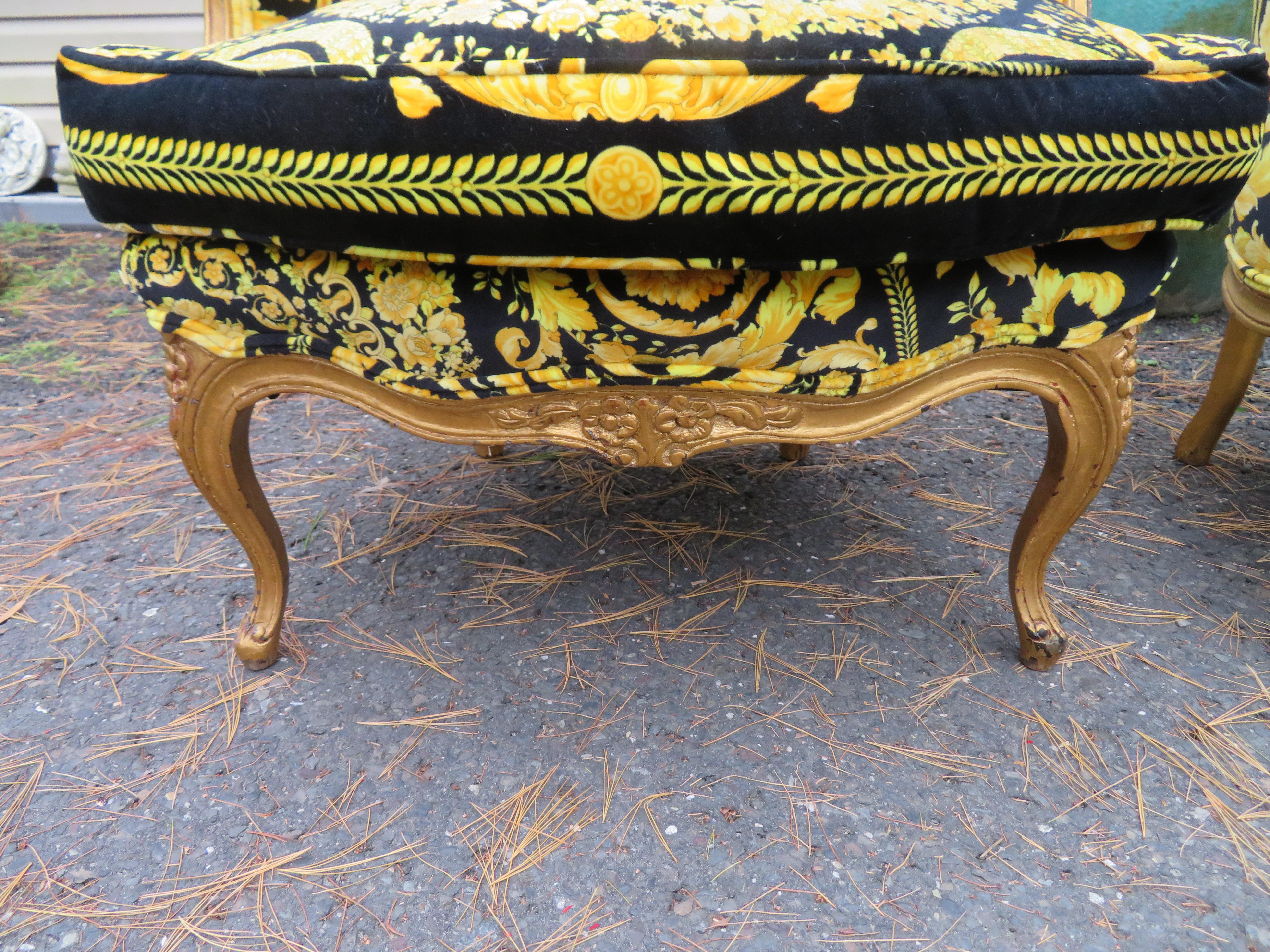 Doré Magnifique paire de chaises sculptées de style Louis 15e français en tissu Versace en vente