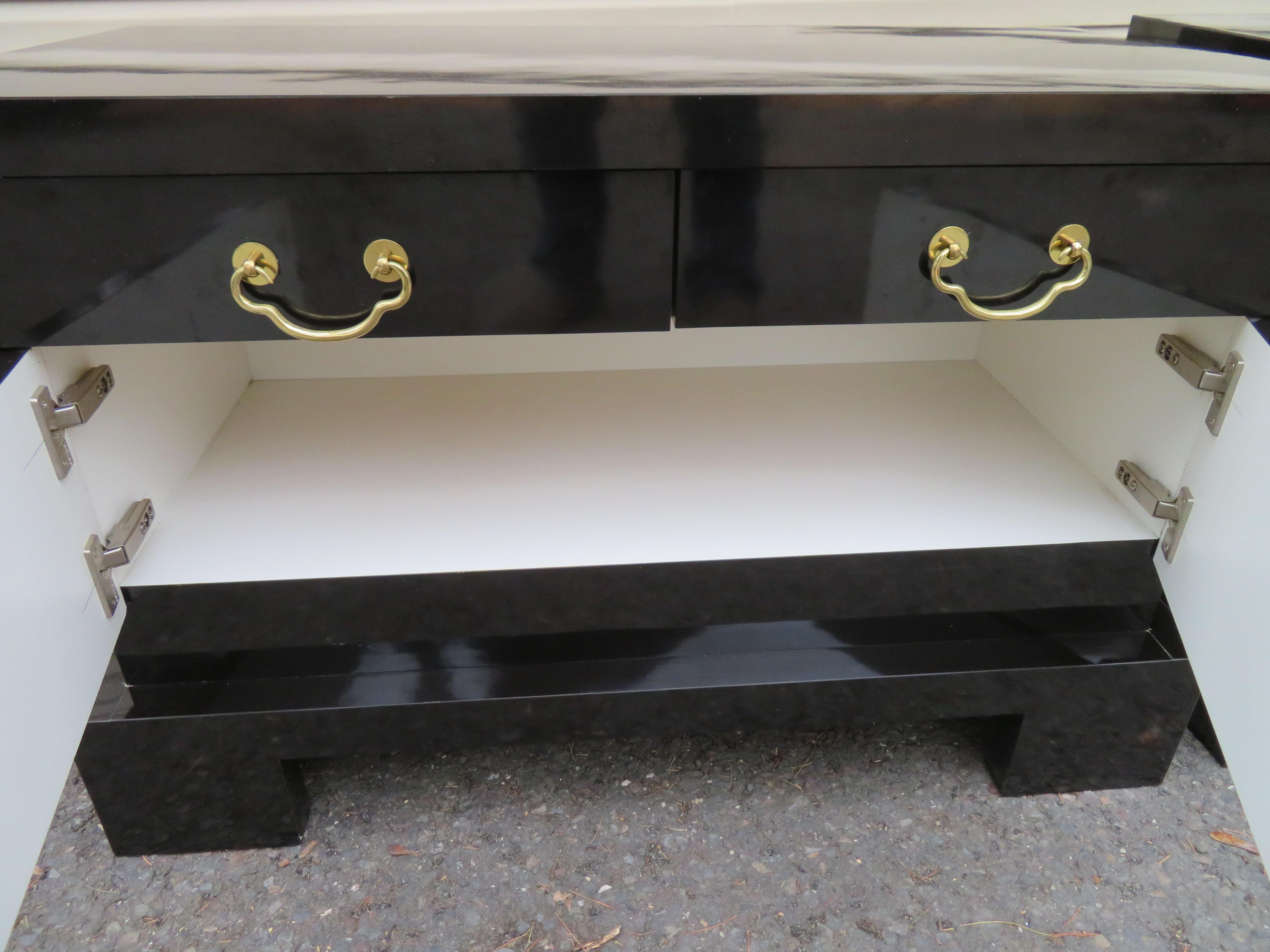 Magnificent Pair Glossy Black Chinoiserie Night Stands Mid-Century Modern For Sale 8
