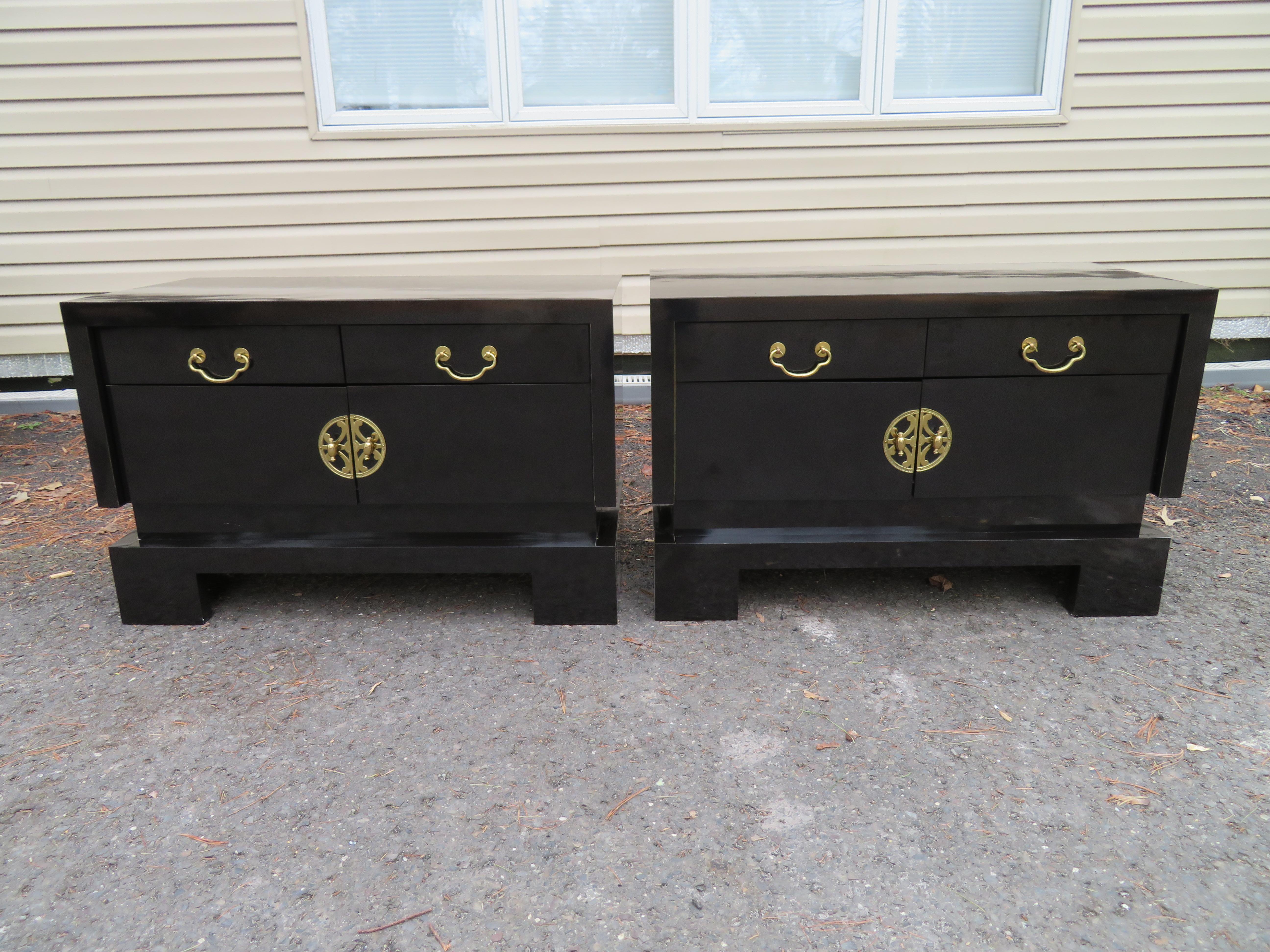 Magnificent Pair Glossy Black Chinoiserie Night Stands Mid-Century Modern For Sale 10