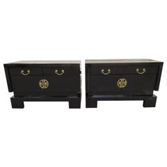 Magnífico Par de Mesillas de Noche de Chinoiserie Negra Brillante Moderna de Mediano Siglo