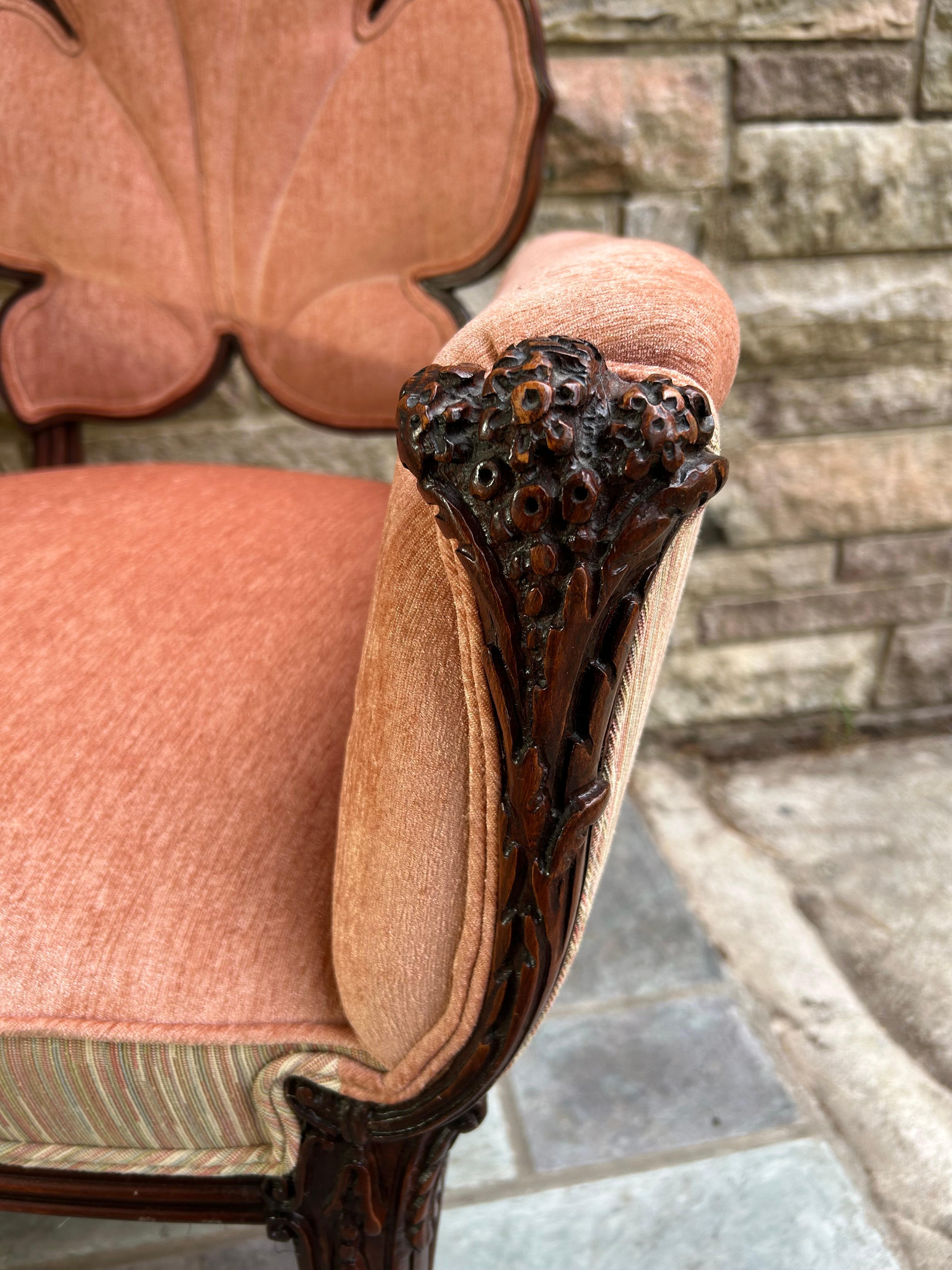 Magnífico Par Grosfeld House Sillas de Salón con Respaldo de Hoja Hollywood Regency Regencia de Hollywood en venta