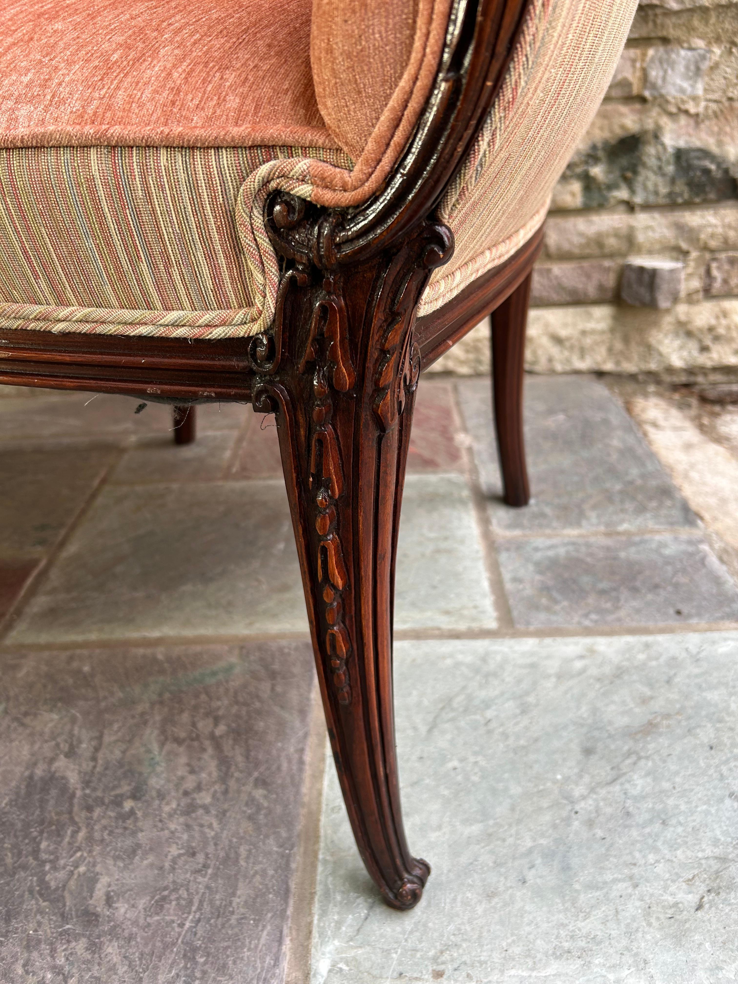 Magnífico Par Grosfeld House Sillas de Salón con Respaldo de Hoja Hollywood Regency Estadounidense en venta