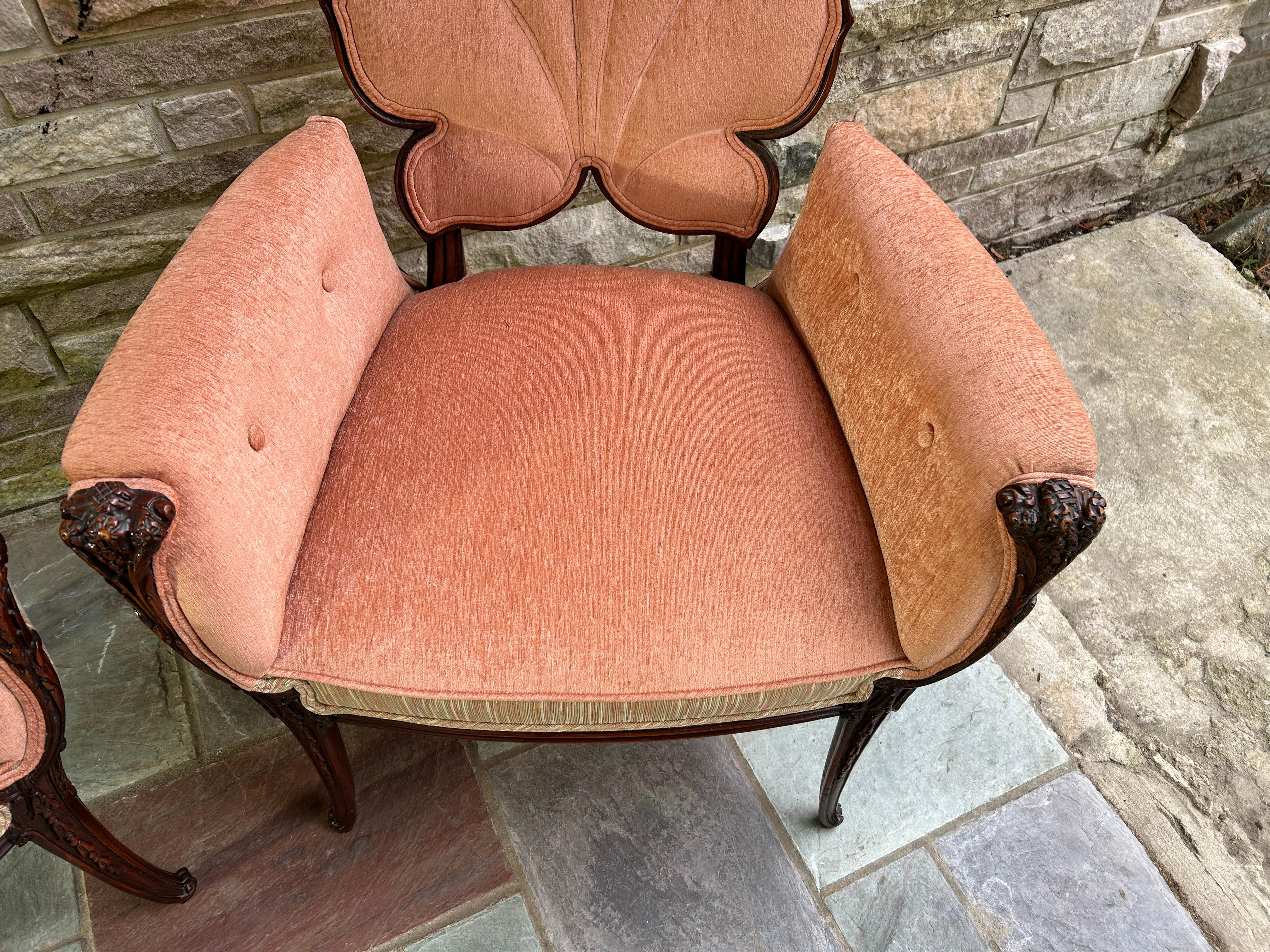 Magnífico Par Grosfeld House Sillas de Salón con Respaldo de Hoja Hollywood Regency mediados del siglo XX en venta