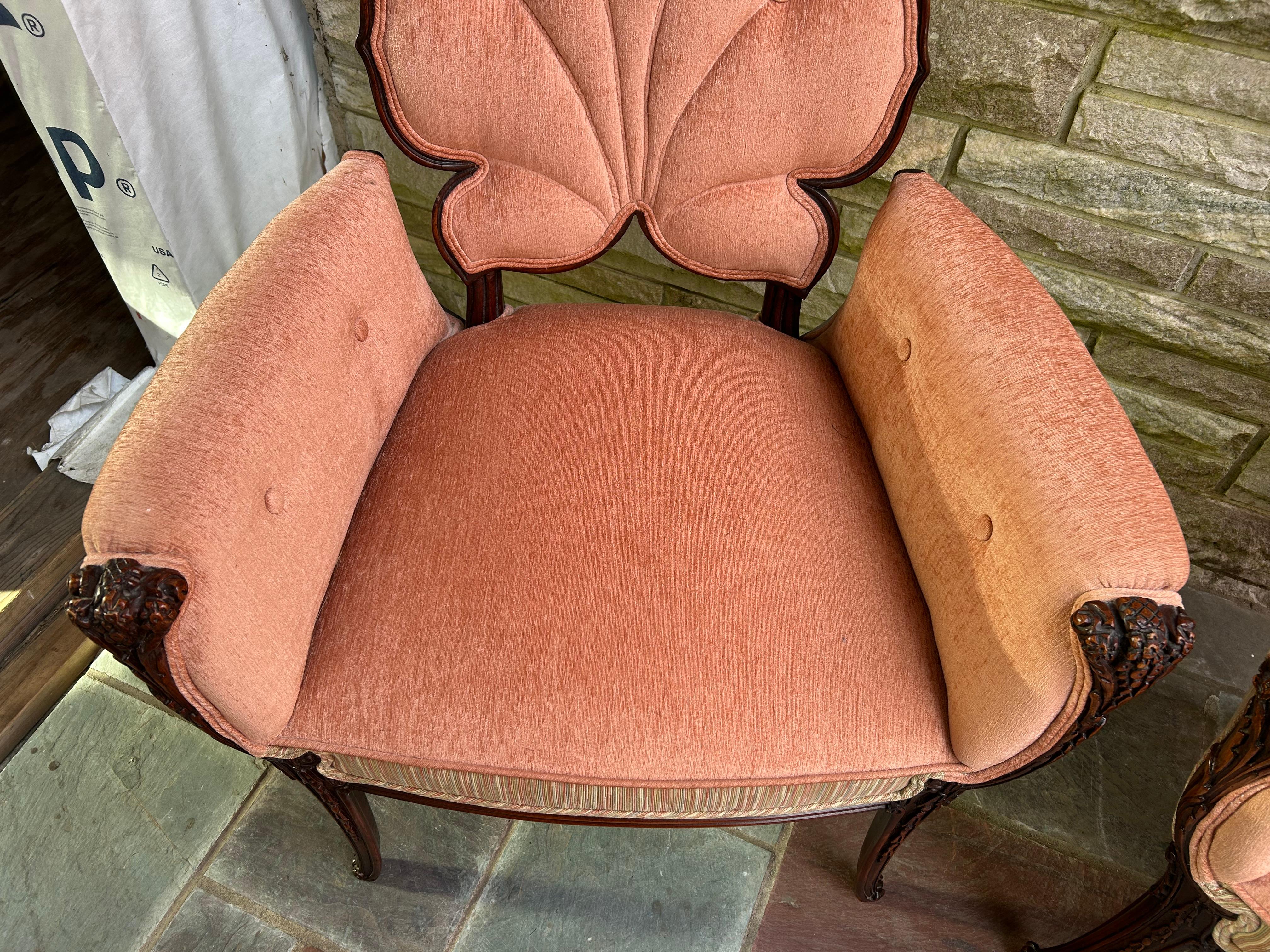 Magnífico Par Grosfeld House Sillas de Salón con Respaldo de Hoja Hollywood Regency Tapicería en venta