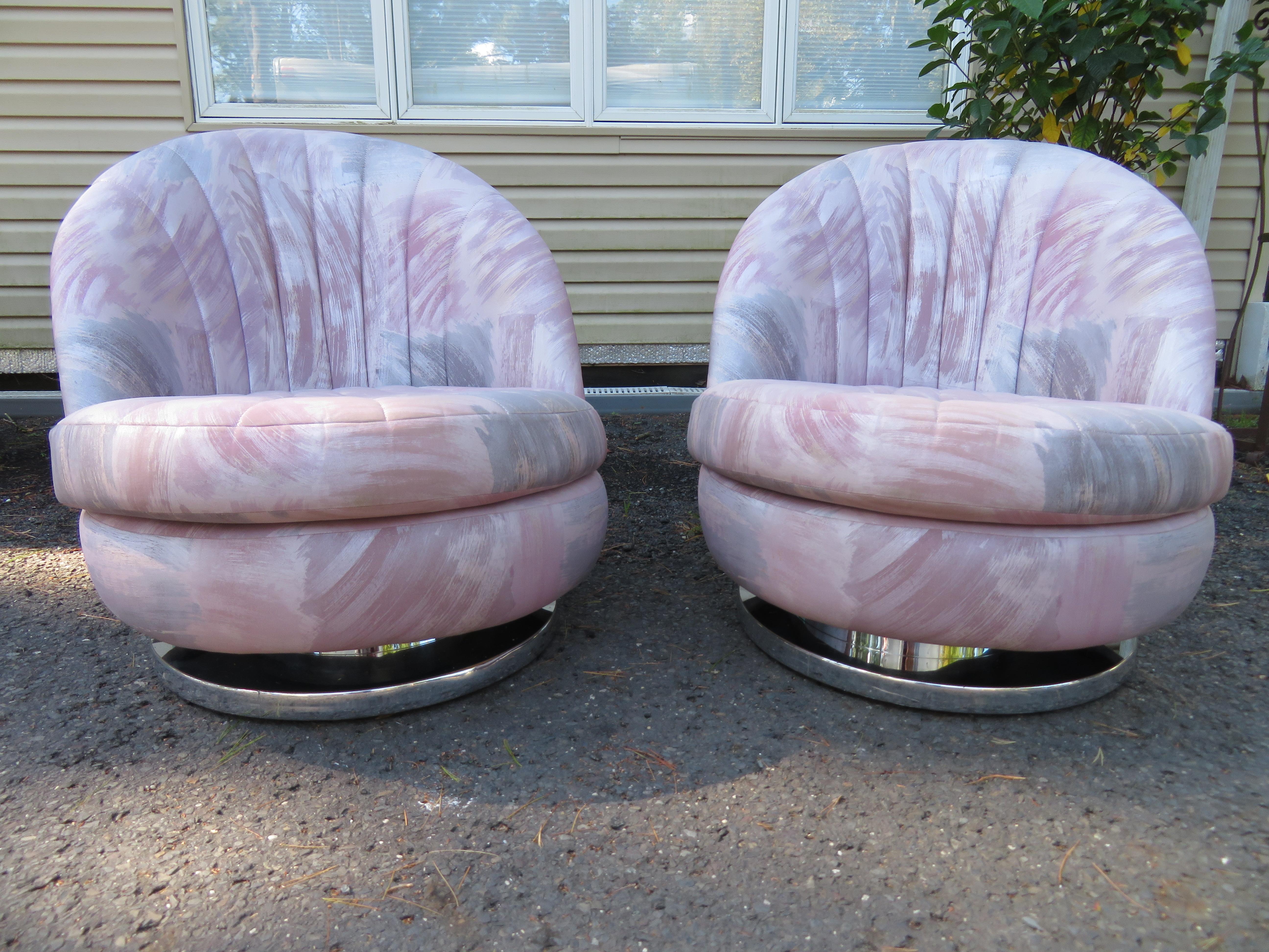 Wunderschönes Paar Schaukelstühle mit abgerundeter Rückenlehne, entworfen von Milo Baughman, hergestellt von Thayer Coggin. Der Sitz ist sehr bequem und macht durch die Drehwippfunktion Spaß. Beide Stühle sind in einem sehr guten Zustand mit wenigen