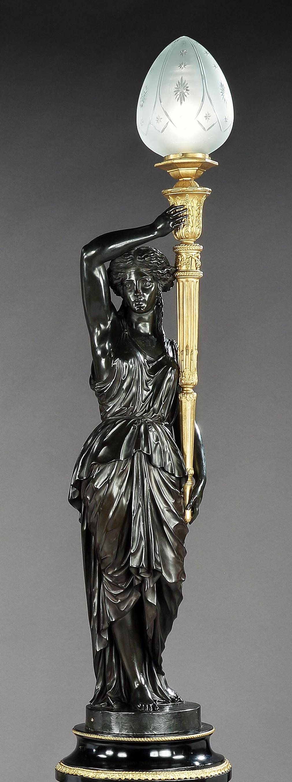 Néo-classique Magnifique paire de torchères figuratives en bronze du 19ème siècle par Henry Dasson en vente