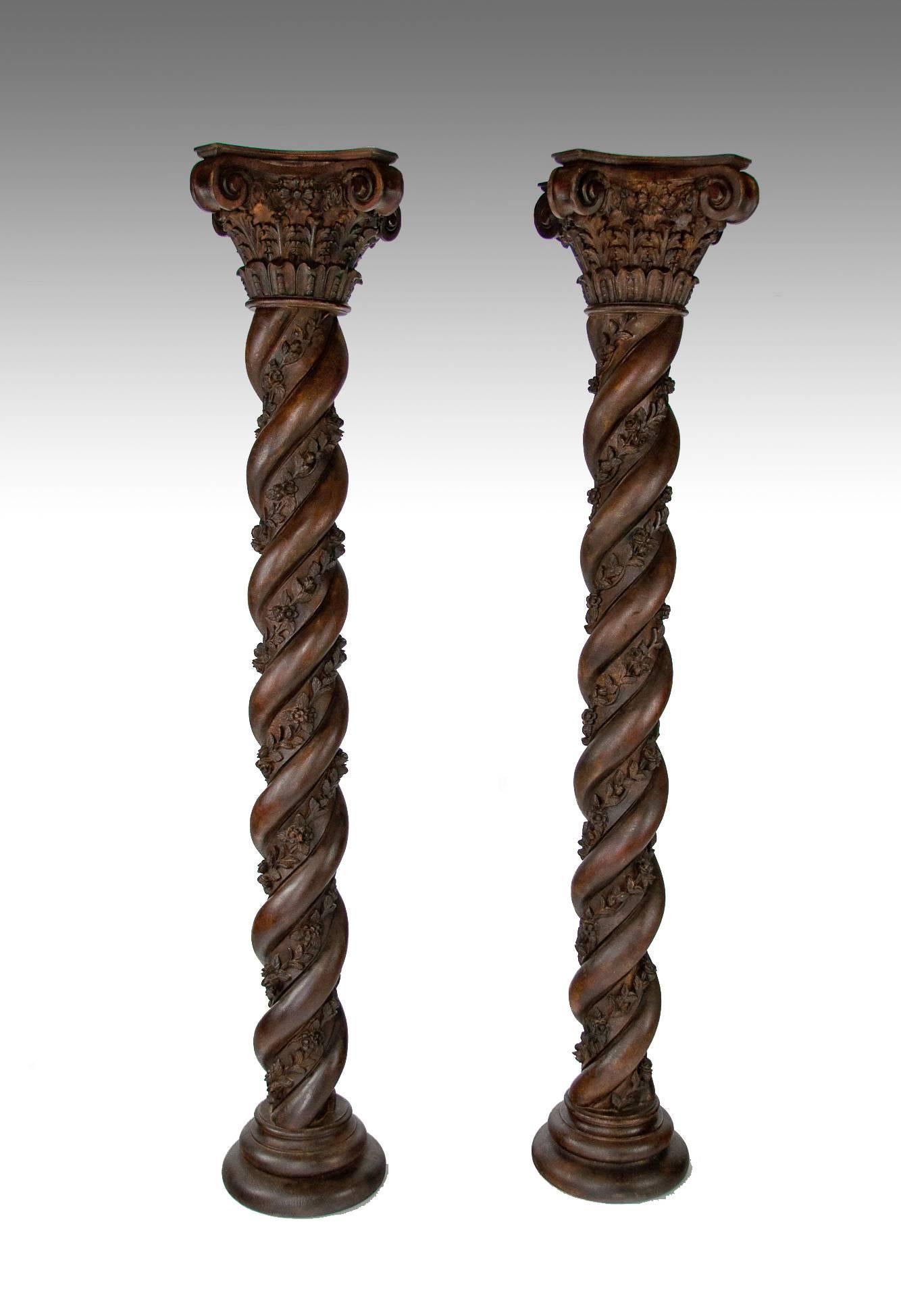 A magnificent pair of 7ft Victorian twisted carved timber Corinthian columns, circa 1880.
This stunning and imposing pair of columns standing 7ft high having carved Corinthian capitals above twisted columns with entwined carved floral garlands.