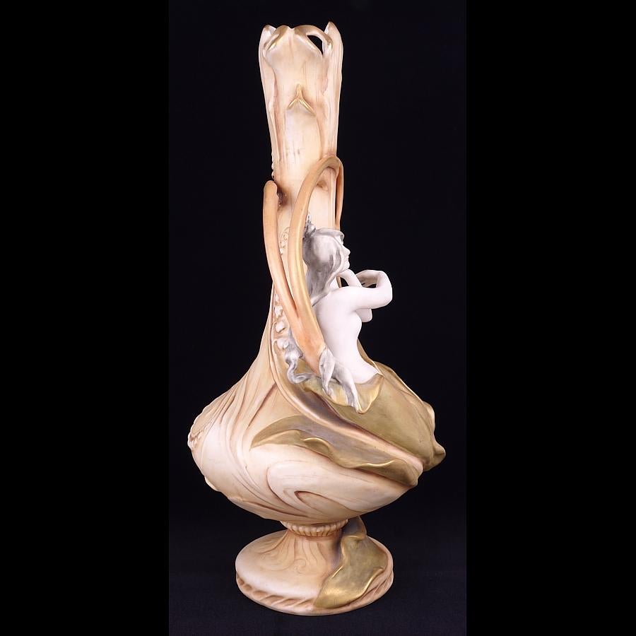 Peint à la main Magnifique paire de vases figuratifs Amphora Art Nouveau « Lily of the Valley », 1905 en vente