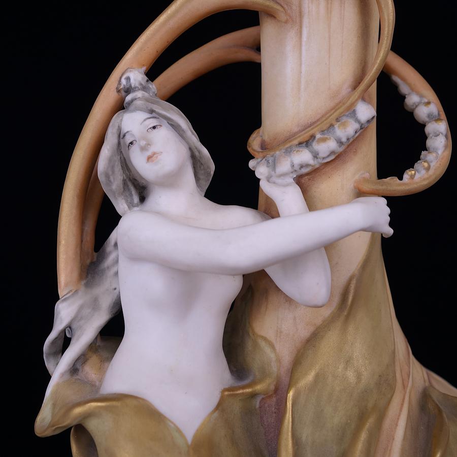Magnifique paire de vases figuratifs Amphora Art Nouveau « Lily of the Valley », 1905 Bon état - En vente à Cathedral City, CA